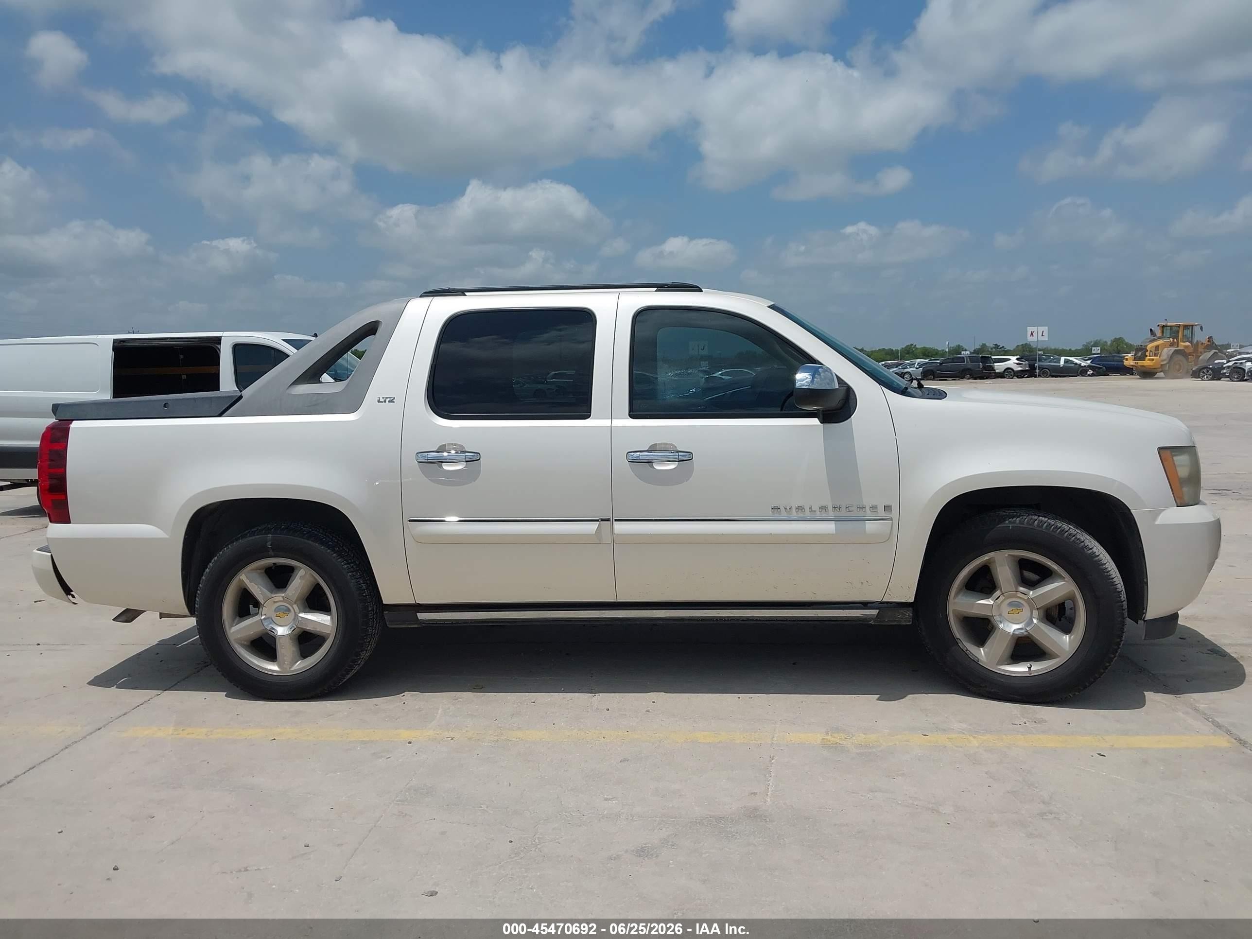 2008 Chevrolet Avalanche 1500 Ltz White vin: 3GNEC12098G254370
