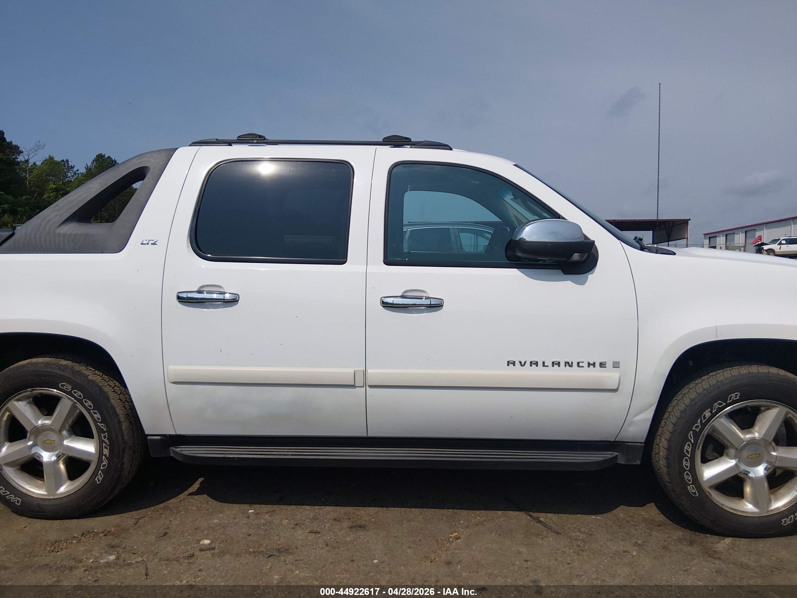 2008 Chevrolet Avalanche 1500 Ltz White vin: 3GNEC12J68G179815