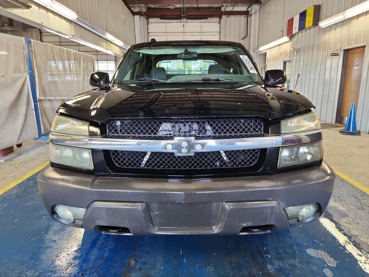2004 Chevrolet Avalanche C1500 Black vin: 3GNEC12T14G215454 Damage: Left Head Lamp, Faded, Repair Required