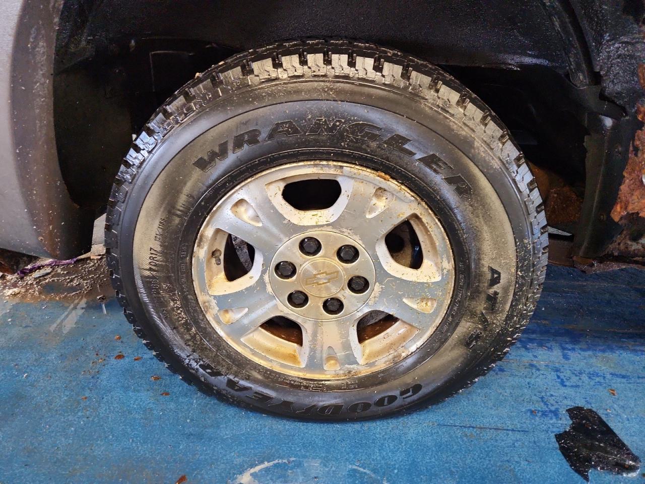 2004 Chevrolet Avalanche C1500 Black vin: 3GNEC12T14G215454 Damage: Right Rear Wheel, Corrosion, > 12 Inches
