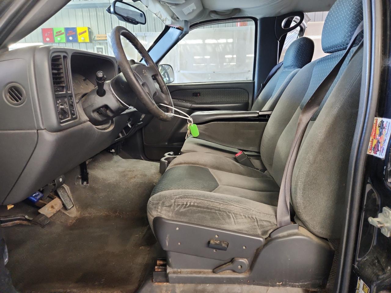 2004 Chevrolet Avalanche C1500 Black vin: 3GNEC12T14G215454 Damage: Left Front Seat Cushion, Worn, Replacement Required