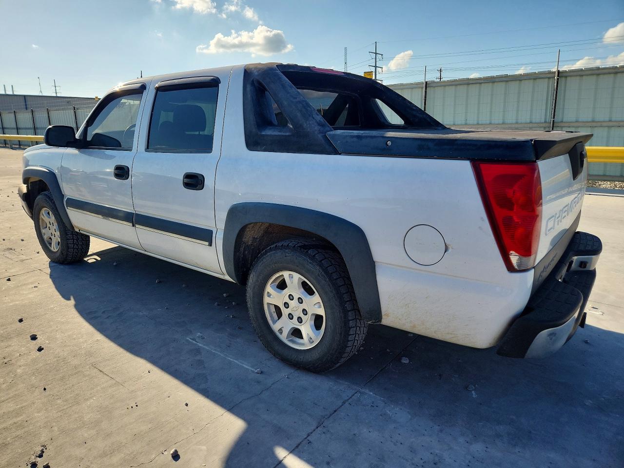 2004 Chevrolet Avalanche C1500 White vin: 3GNEC12T24G104248