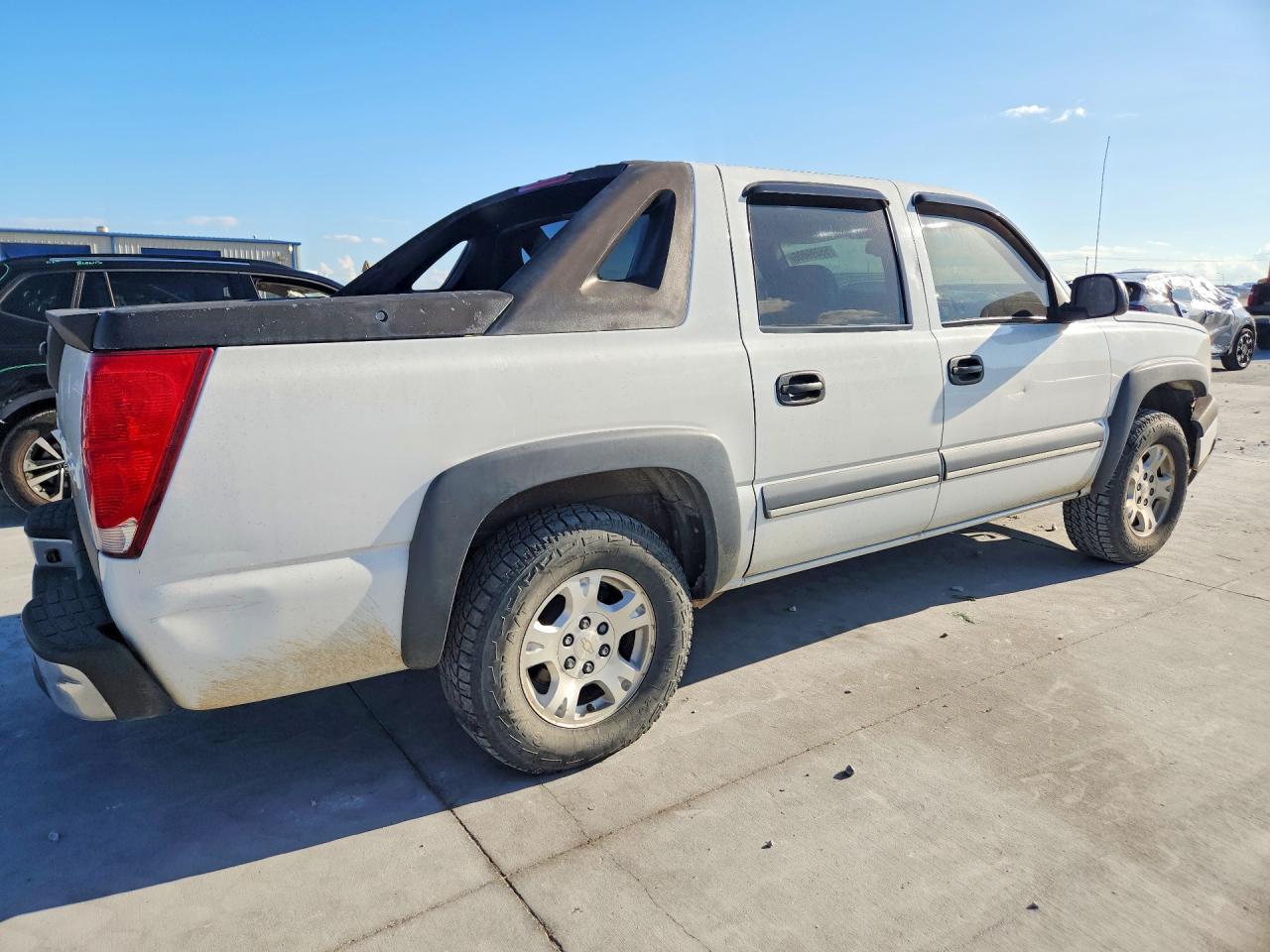 2004 Chevrolet Avalanche C1500 White vin: 3GNEC12T24G104248
