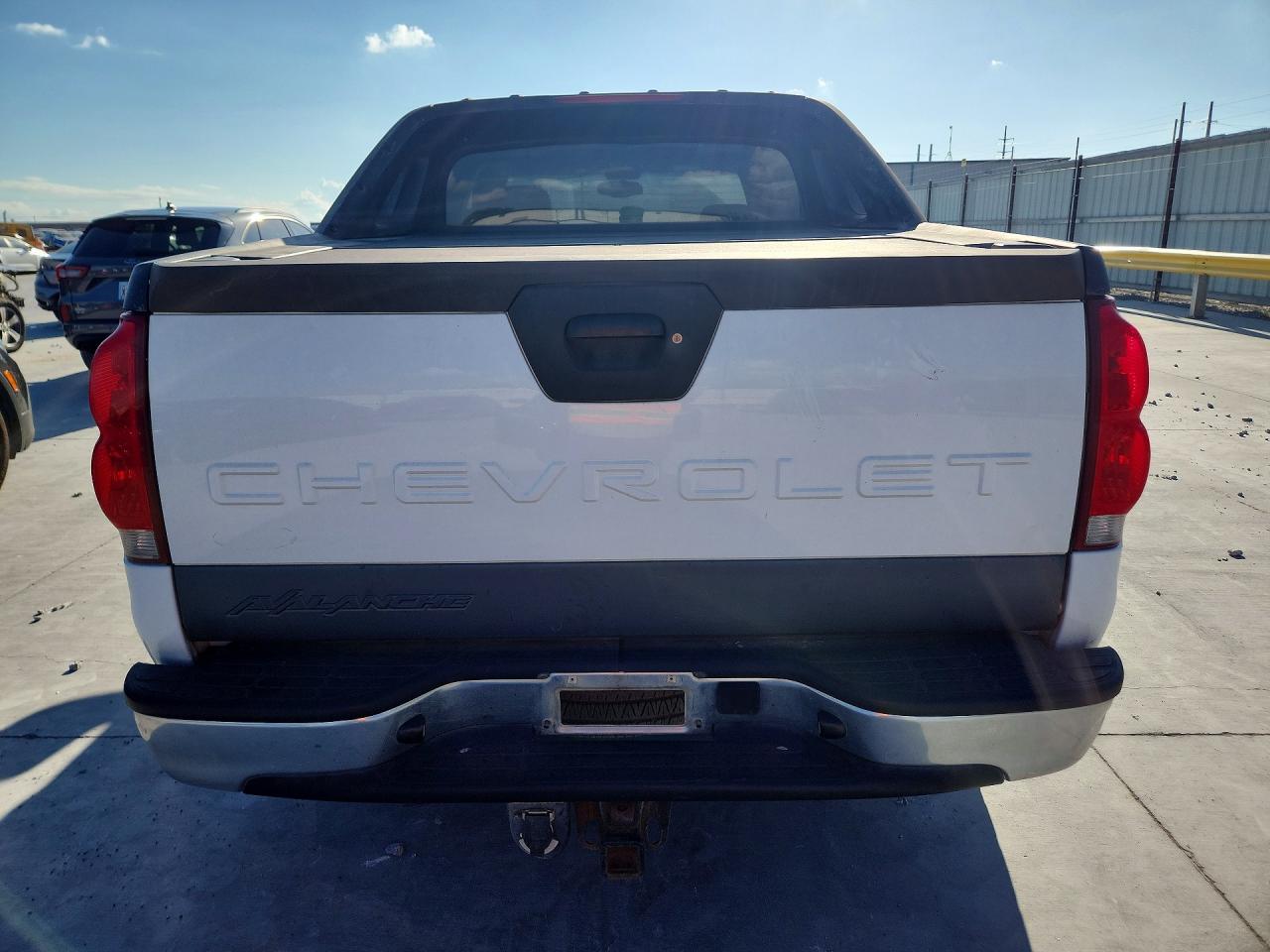 2004 Chevrolet Avalanche C1500 White vin: 3GNEC12T24G104248