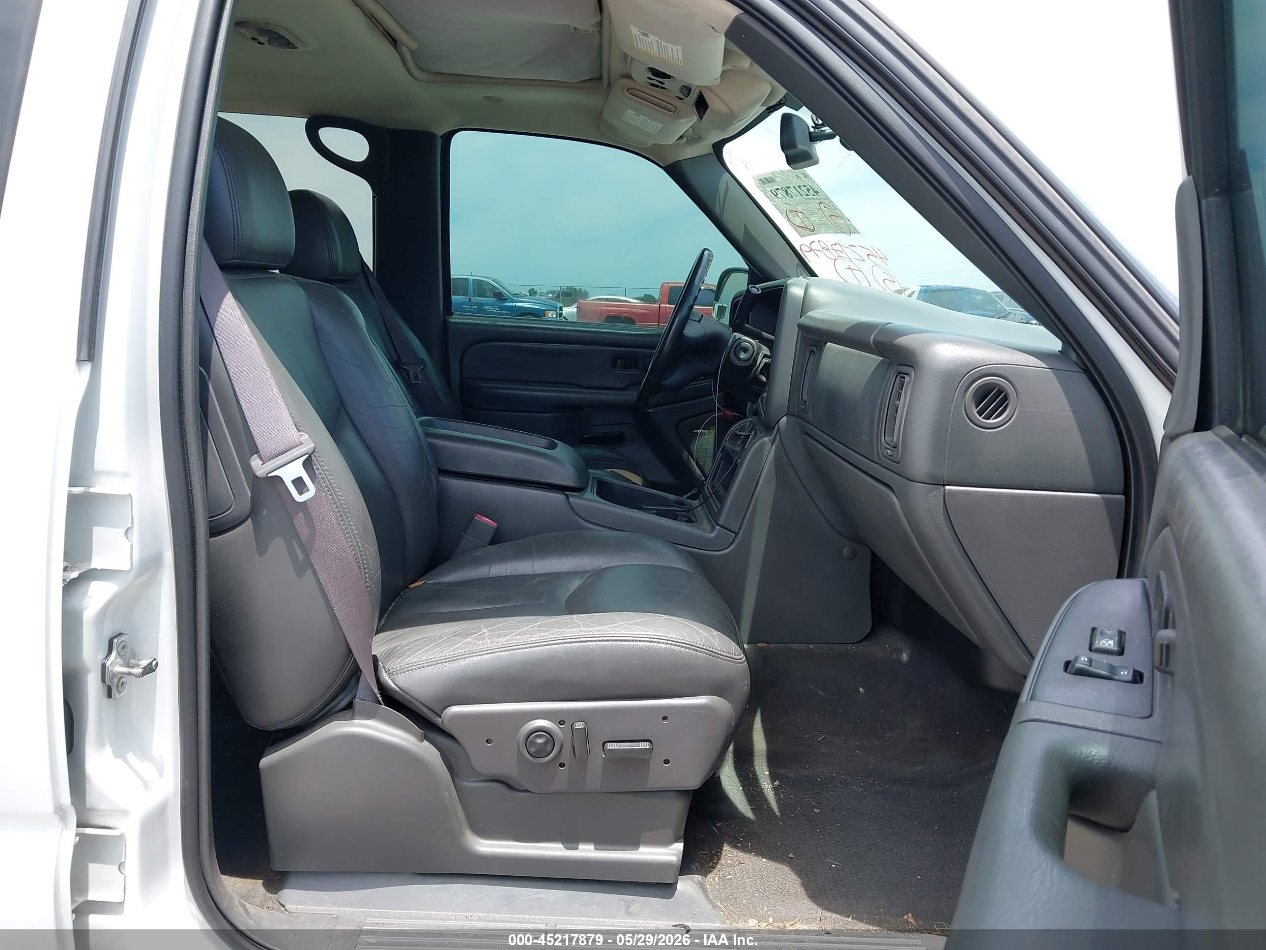 2004 Chevrolet Avalanche 1500   White vin: 3GNEC12T44G318271