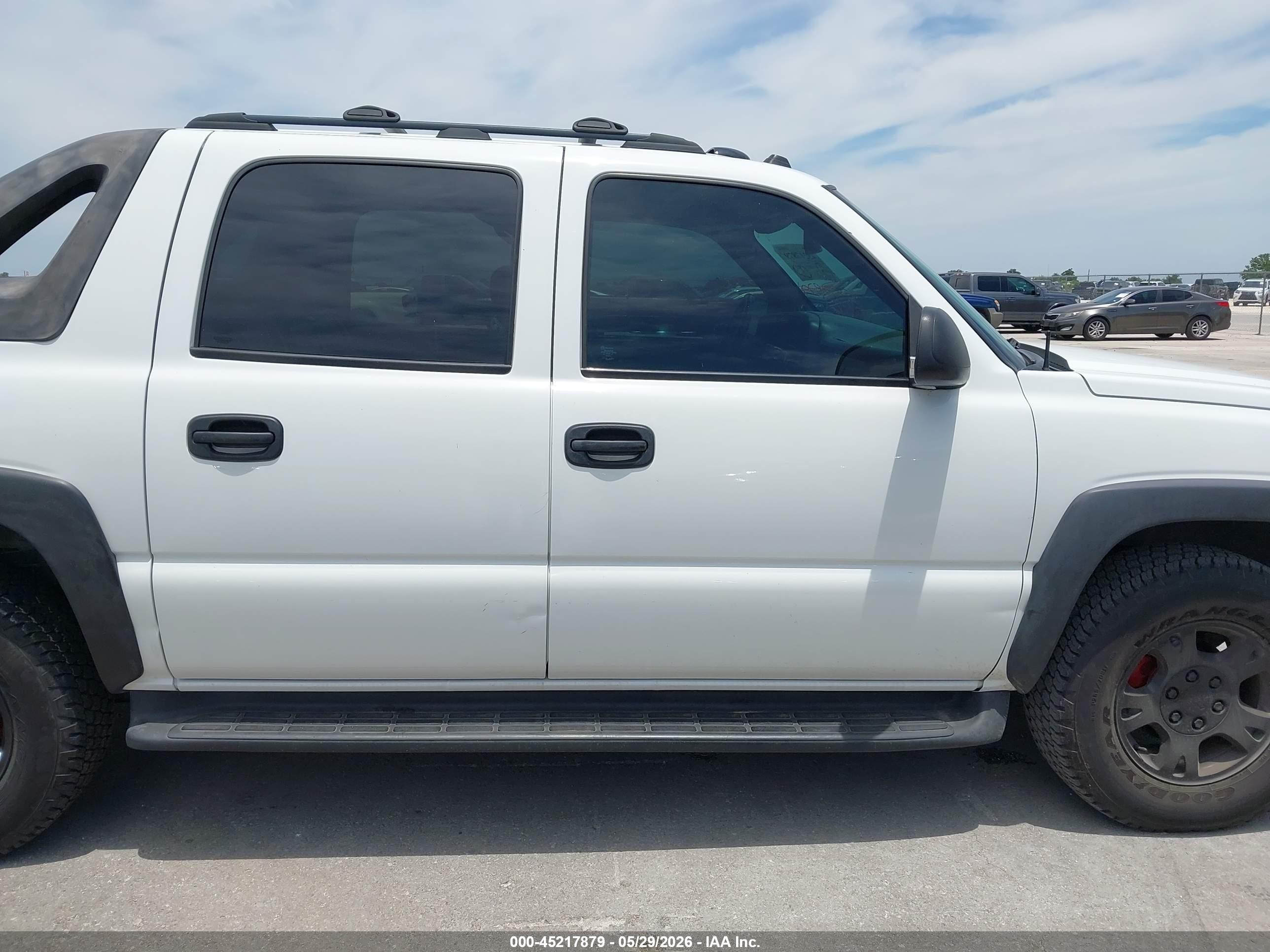 2004 Chevrolet Avalanche 1500   White vin: 3GNEC12T44G318271