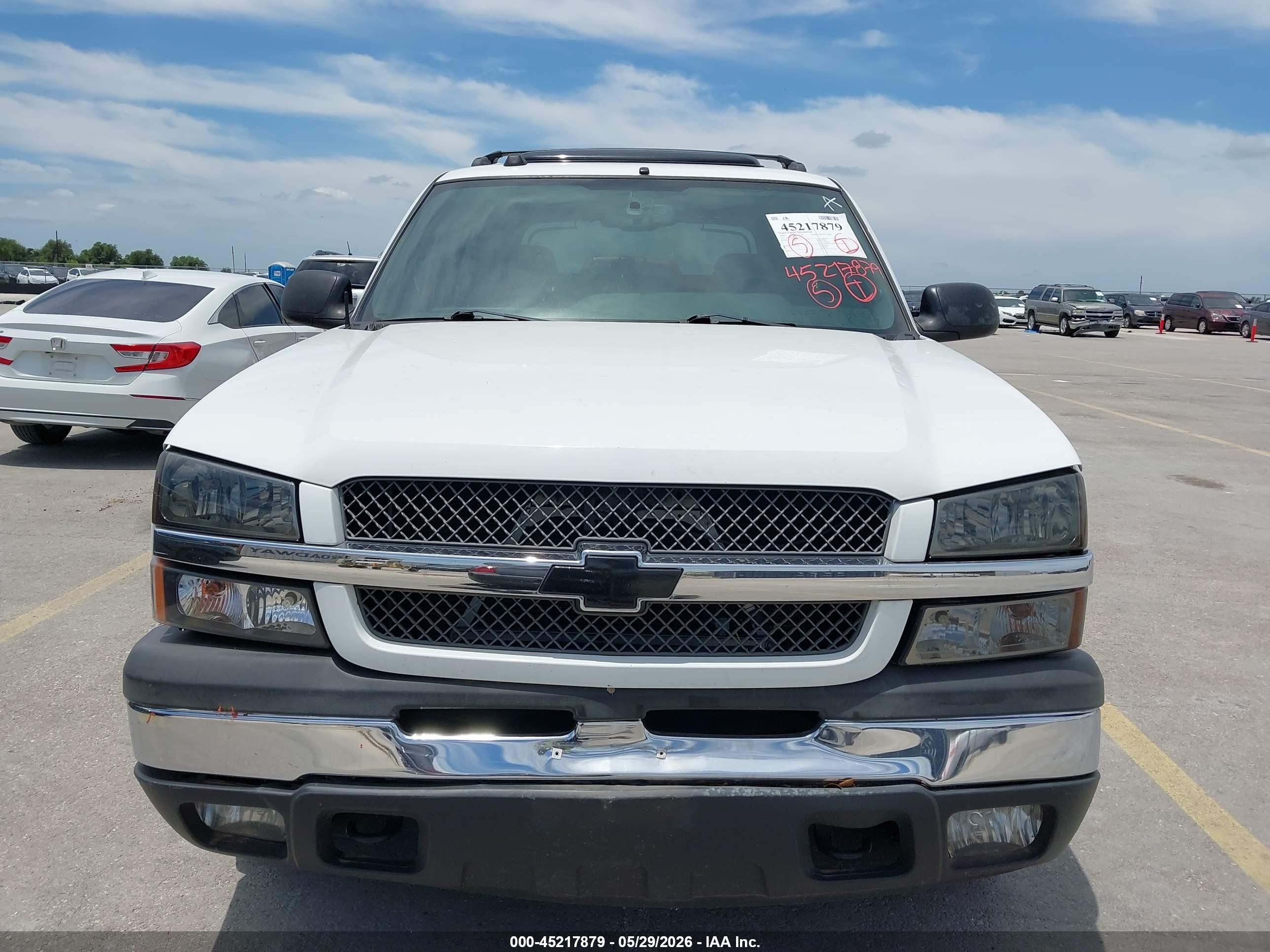 2004 Chevrolet Avalanche 1500   White vin: 3GNEC12T44G318271