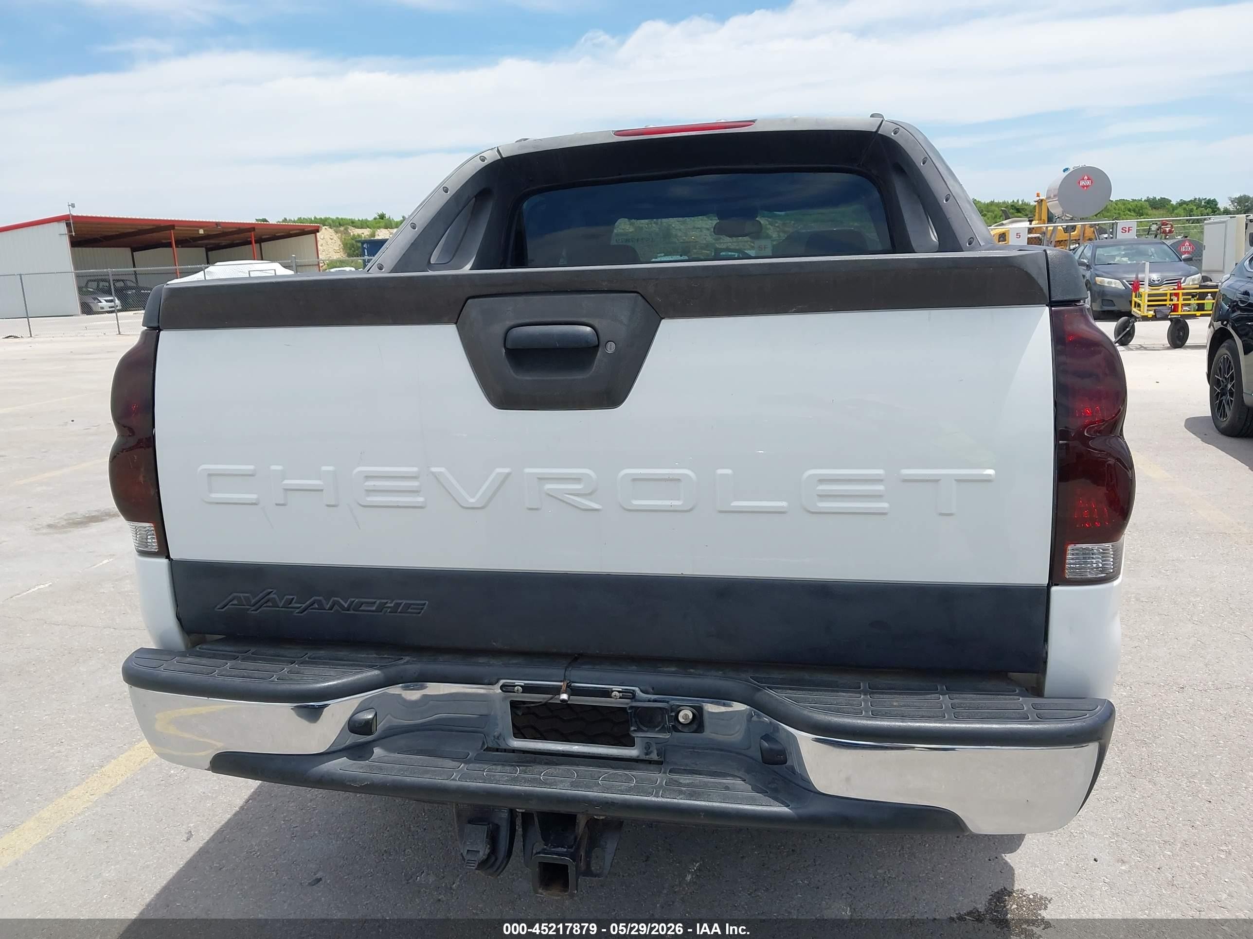 2004 Chevrolet Avalanche 1500   White vin: 3GNEC12T44G318271