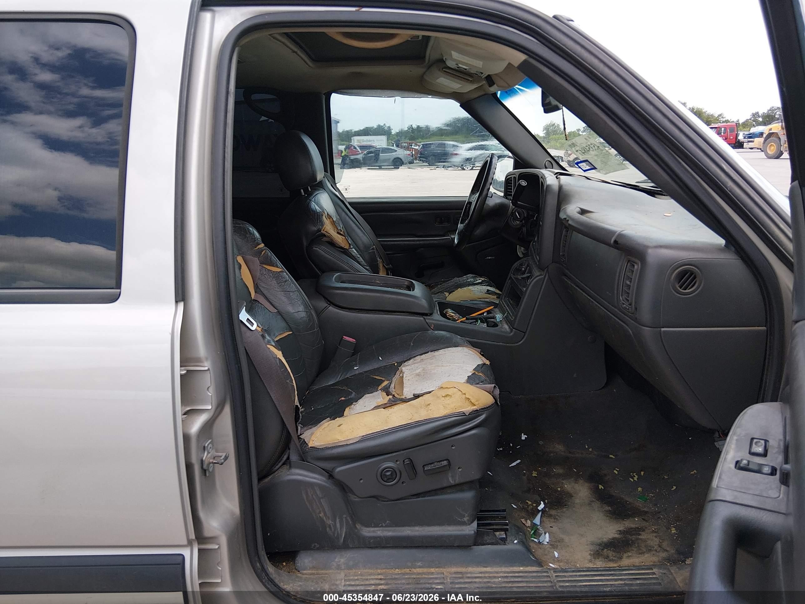 2004 Chevrolet Avalanche 1500   Gray vin: 3GNEC12T54G254547