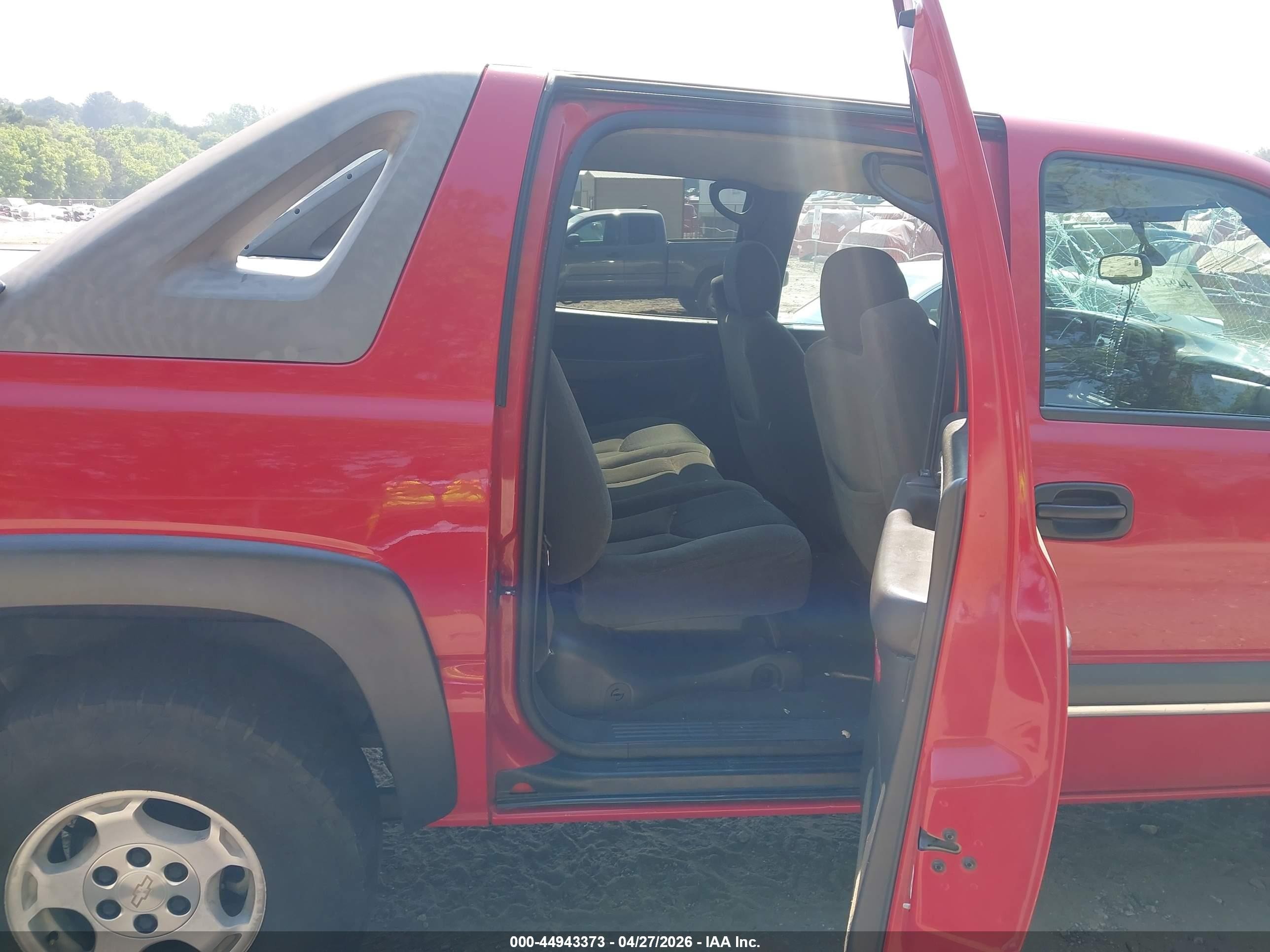 2004 Chevrolet Avalanche 1500   Red vin: 3GNEC12T64G141478