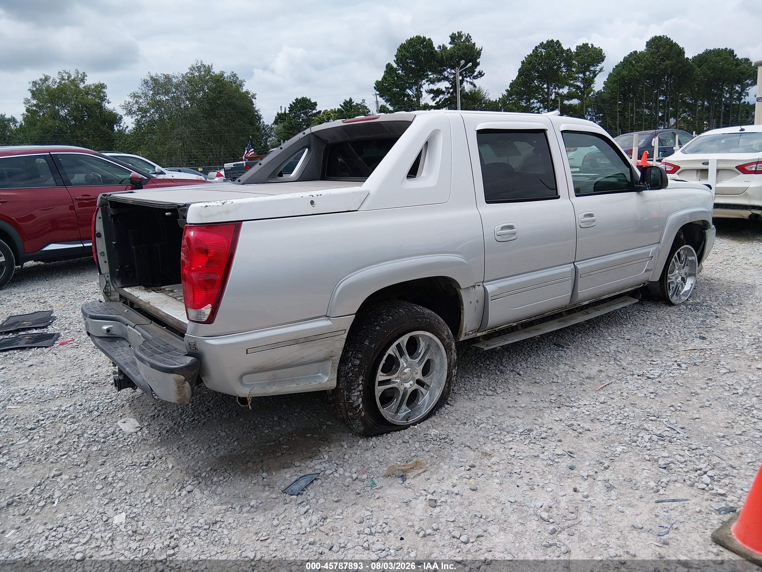2004 Chevrolet Avalanche 1500   White vin: 3GNEC12T94G237637