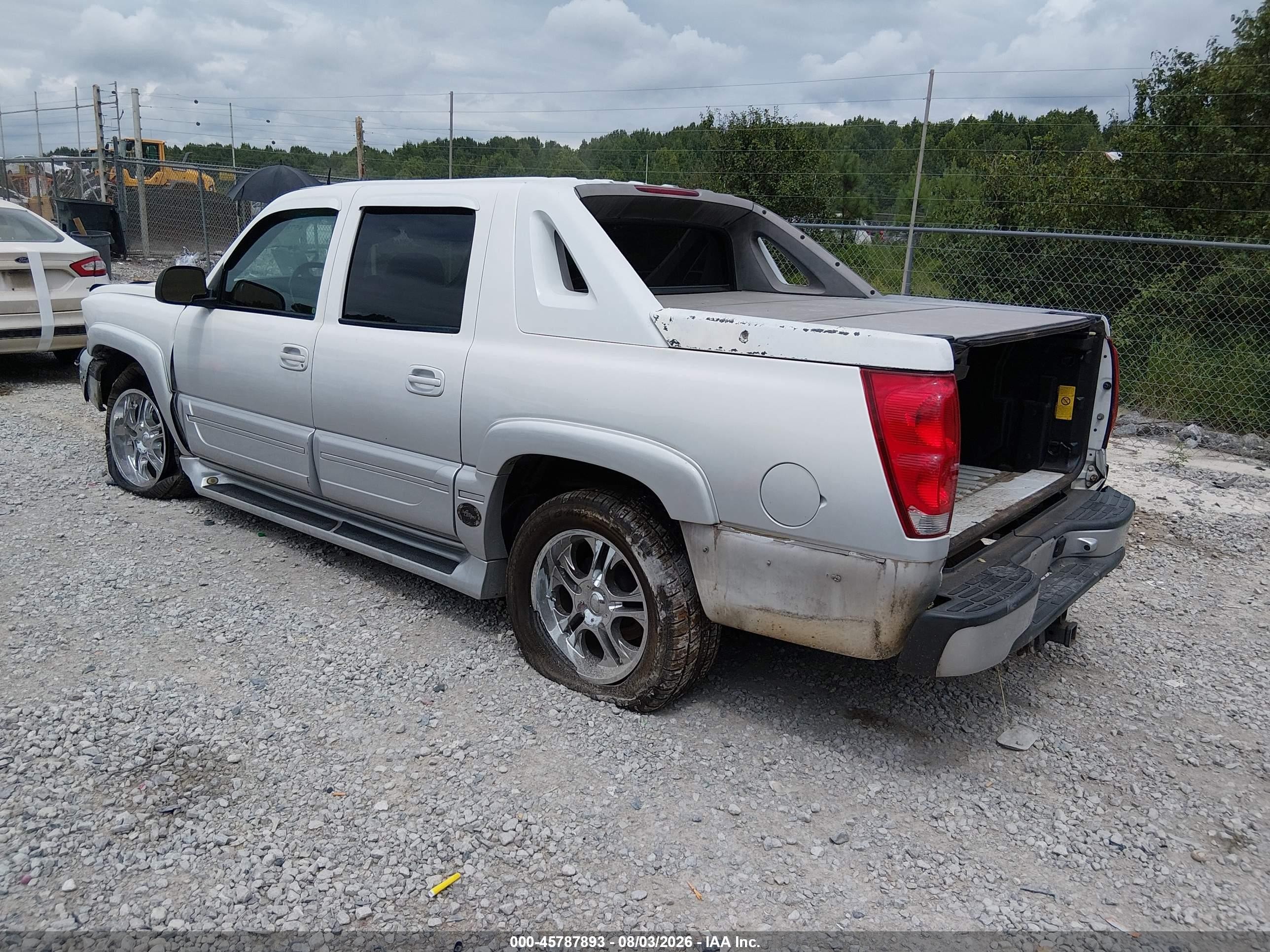 2004 Chevrolet Avalanche 1500   White vin: 3GNEC12T94G237637