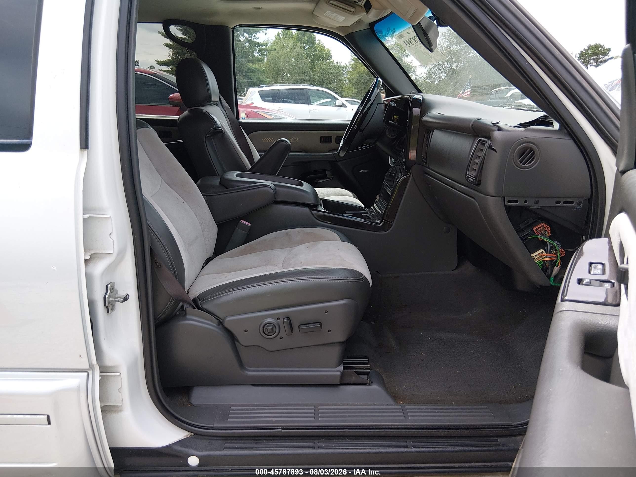2004 Chevrolet Avalanche 1500   White vin: 3GNEC12T94G237637