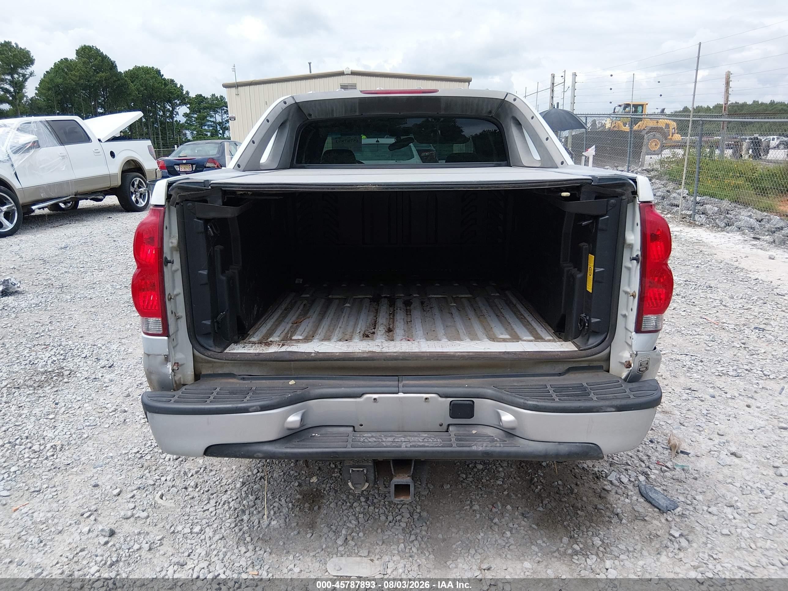 2004 Chevrolet Avalanche 1500   White vin: 3GNEC12T94G237637