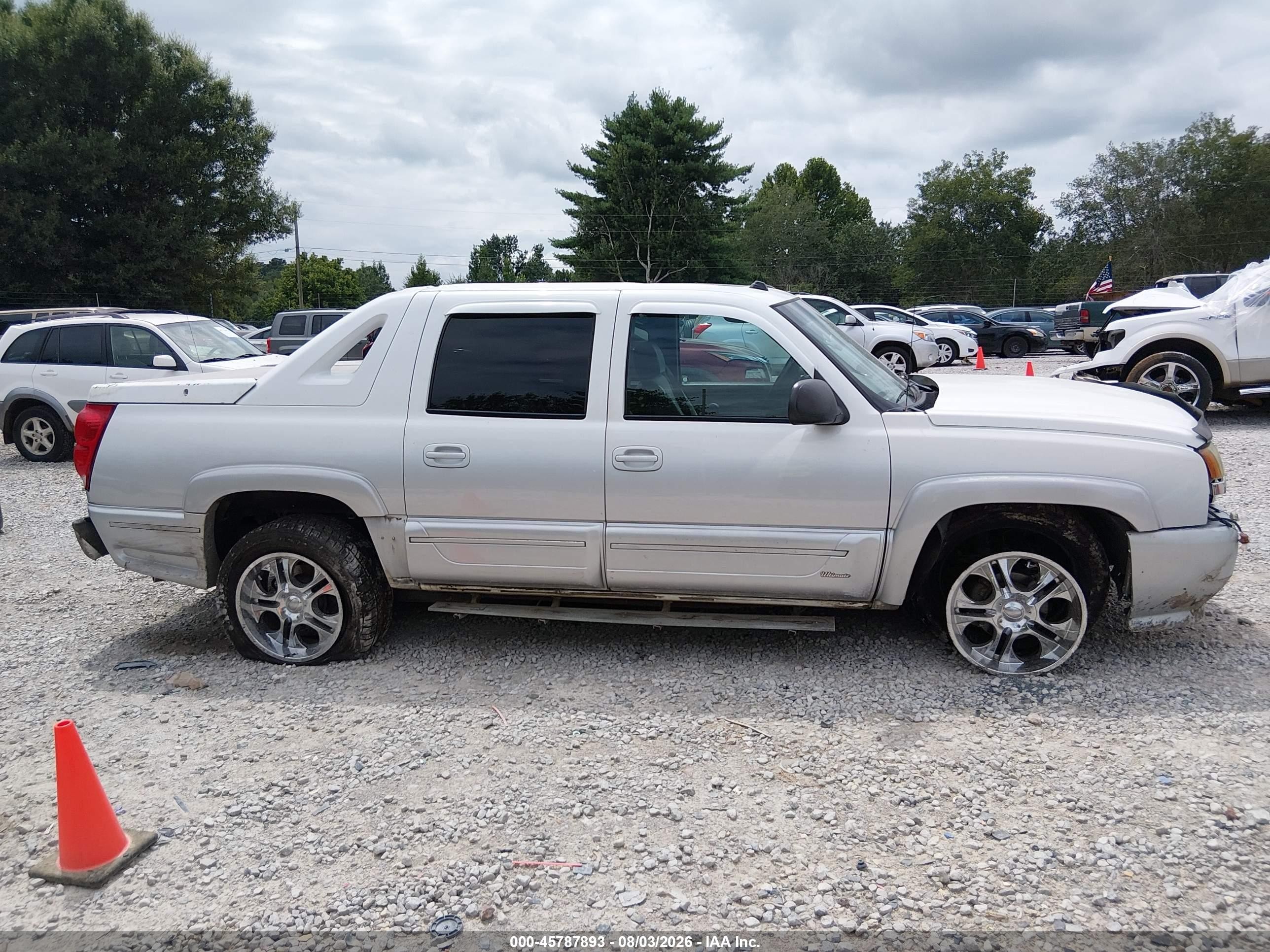 2004 Chevrolet Avalanche 1500   White vin: 3GNEC12T94G237637
