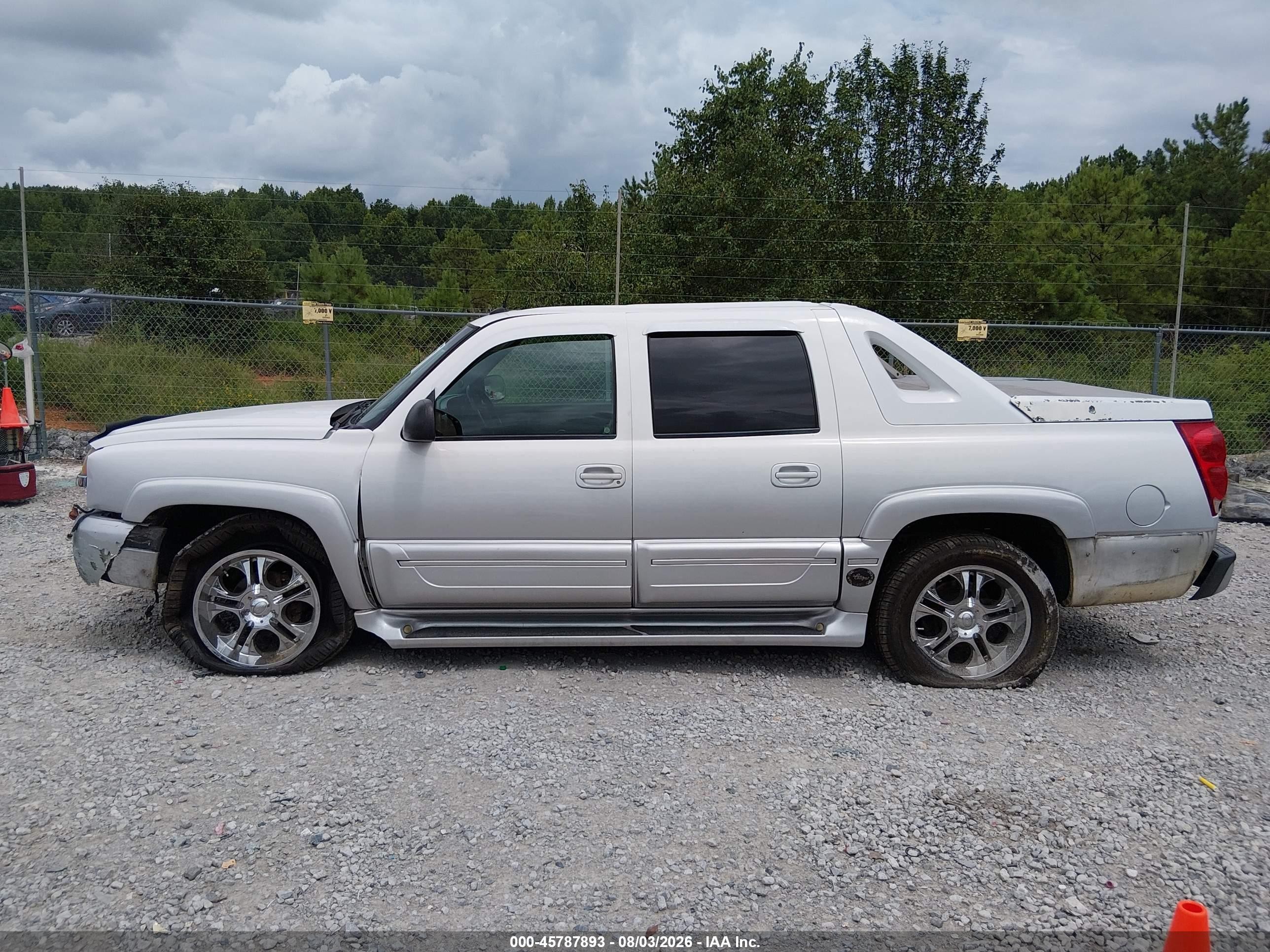 2004 Chevrolet Avalanche 1500   White vin: 3GNEC12T94G237637