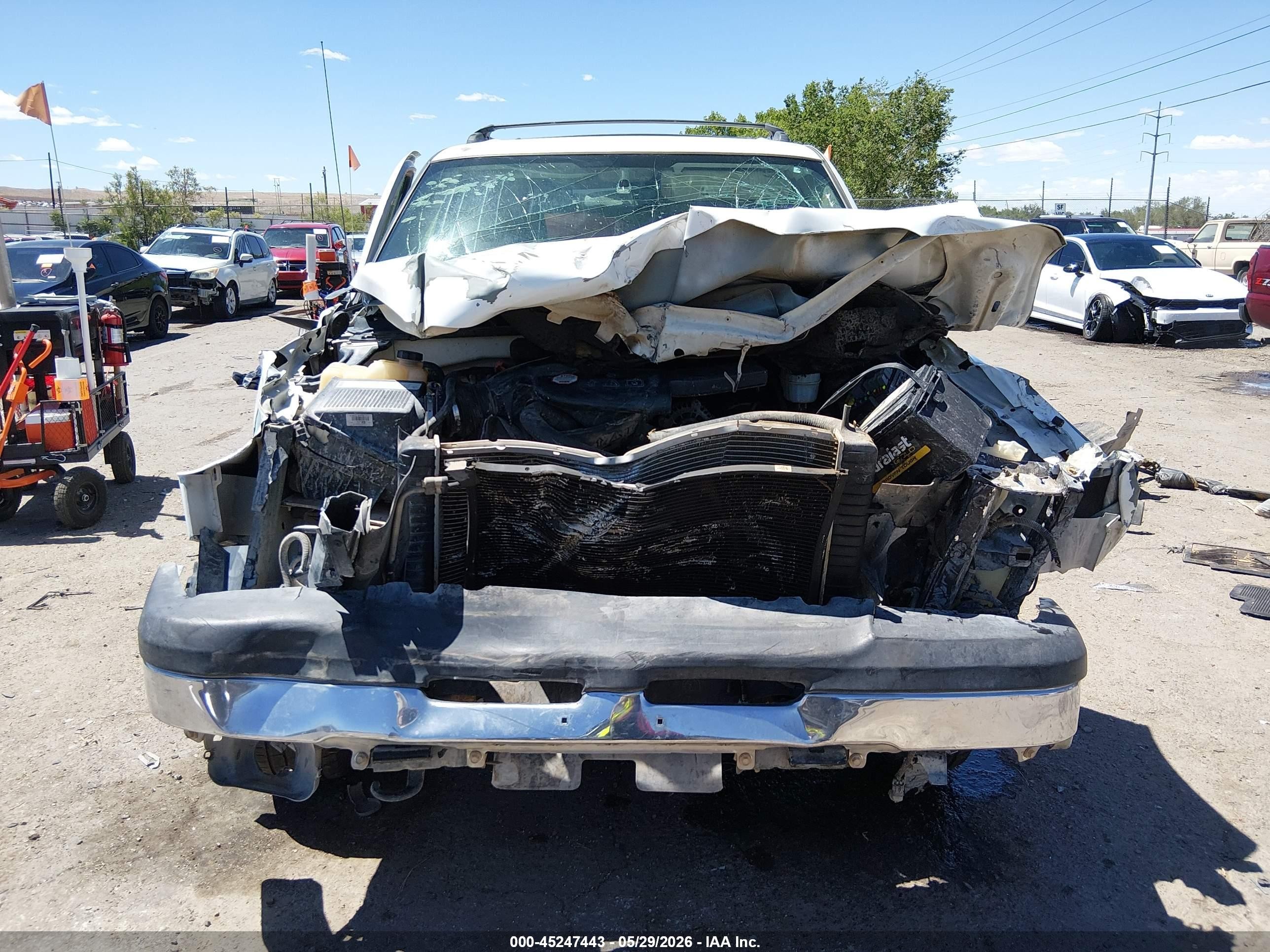2004 Chevrolet Avalanche 1500   Белый vin: 3GNEC12TX4G221446