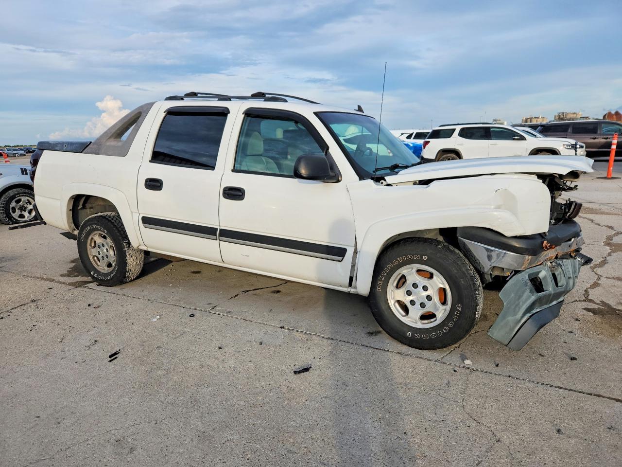 2006 Chevrolet Avalanche C1500 White vin: 3GNEC12Z06G130399