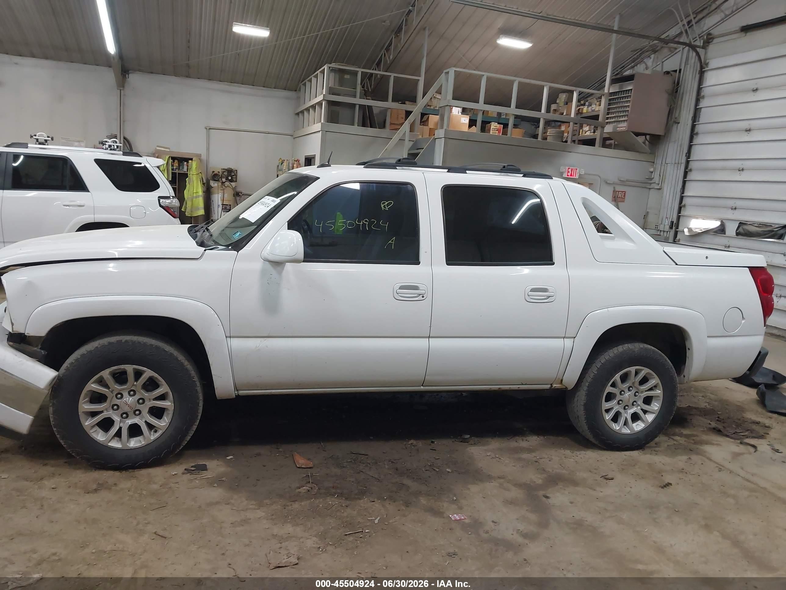 2005 Chevrolet Avalanche 1500 Ls White vin: 3GNEC12Z35G260966