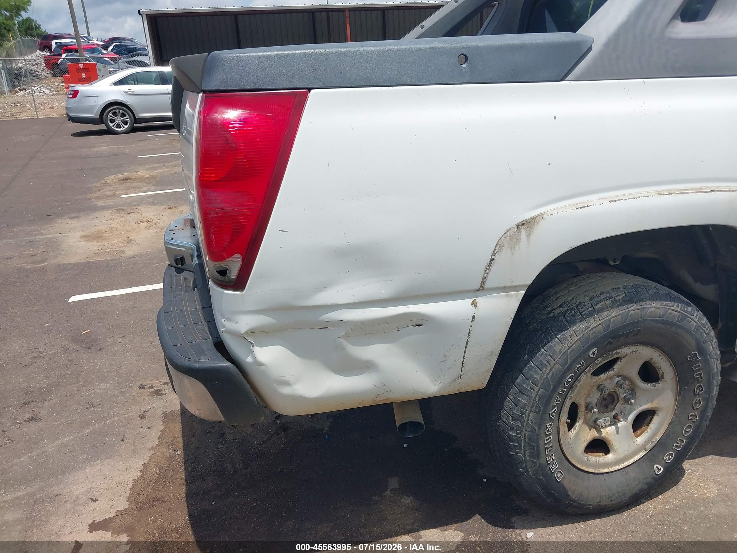 2005 Chevrolet Avalanche 1500 Ls White vin: 3GNEC12Z65G167259