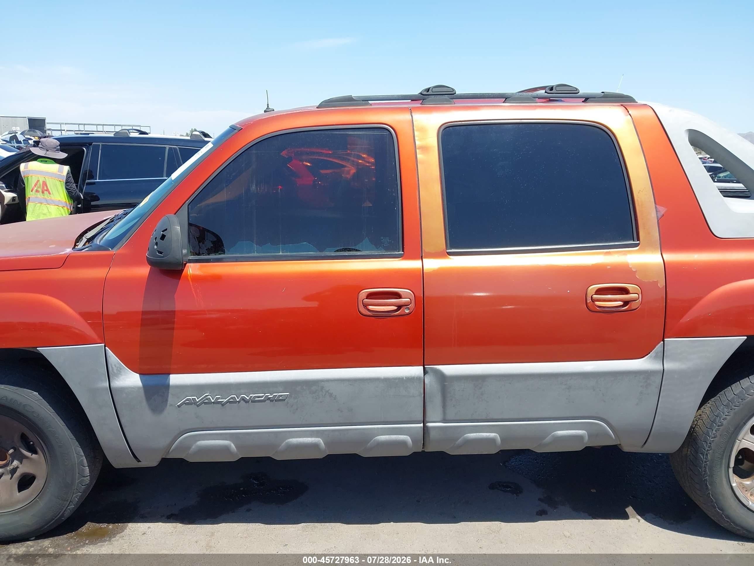 2002 Chevrolet Avalanche 1500   Orange vin: 3GNEC13T62G221777