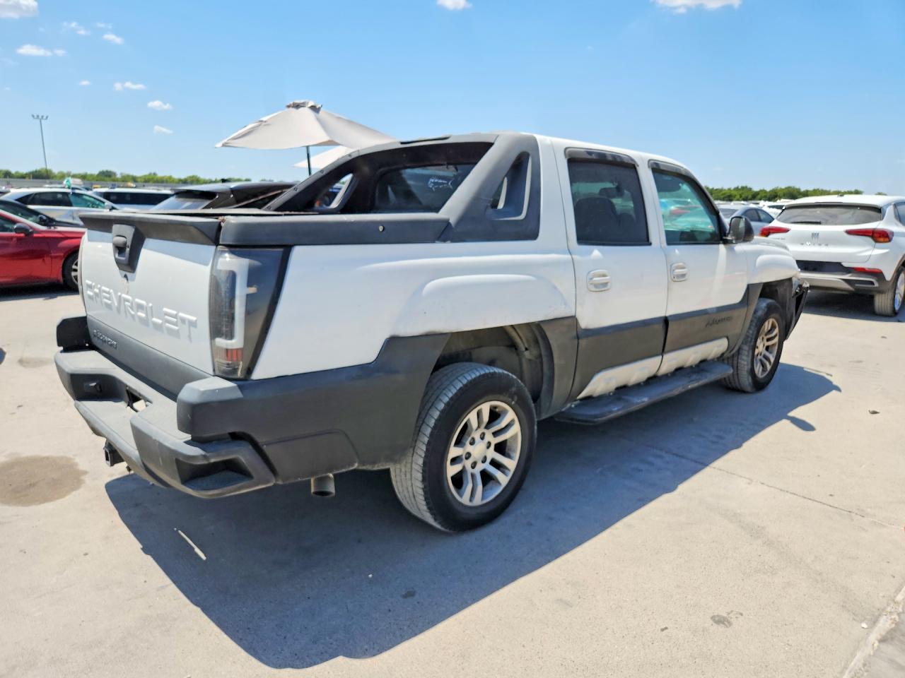 2002 Chevrolet Avalanche C1500 White vin: 3GNEC13T82G125522