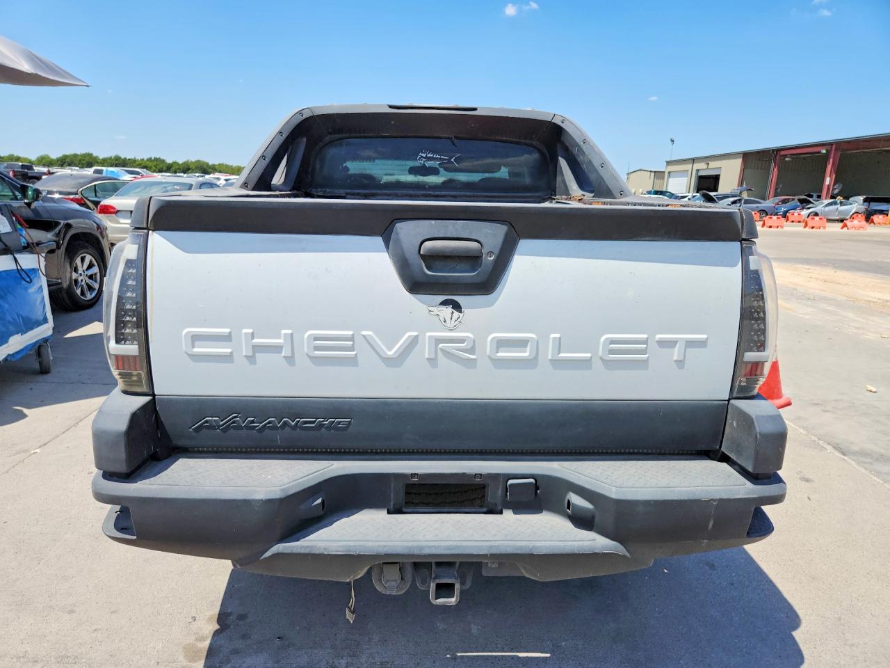 2002 Chevrolet Avalanche C1500 White vin: 3GNEC13T82G125522