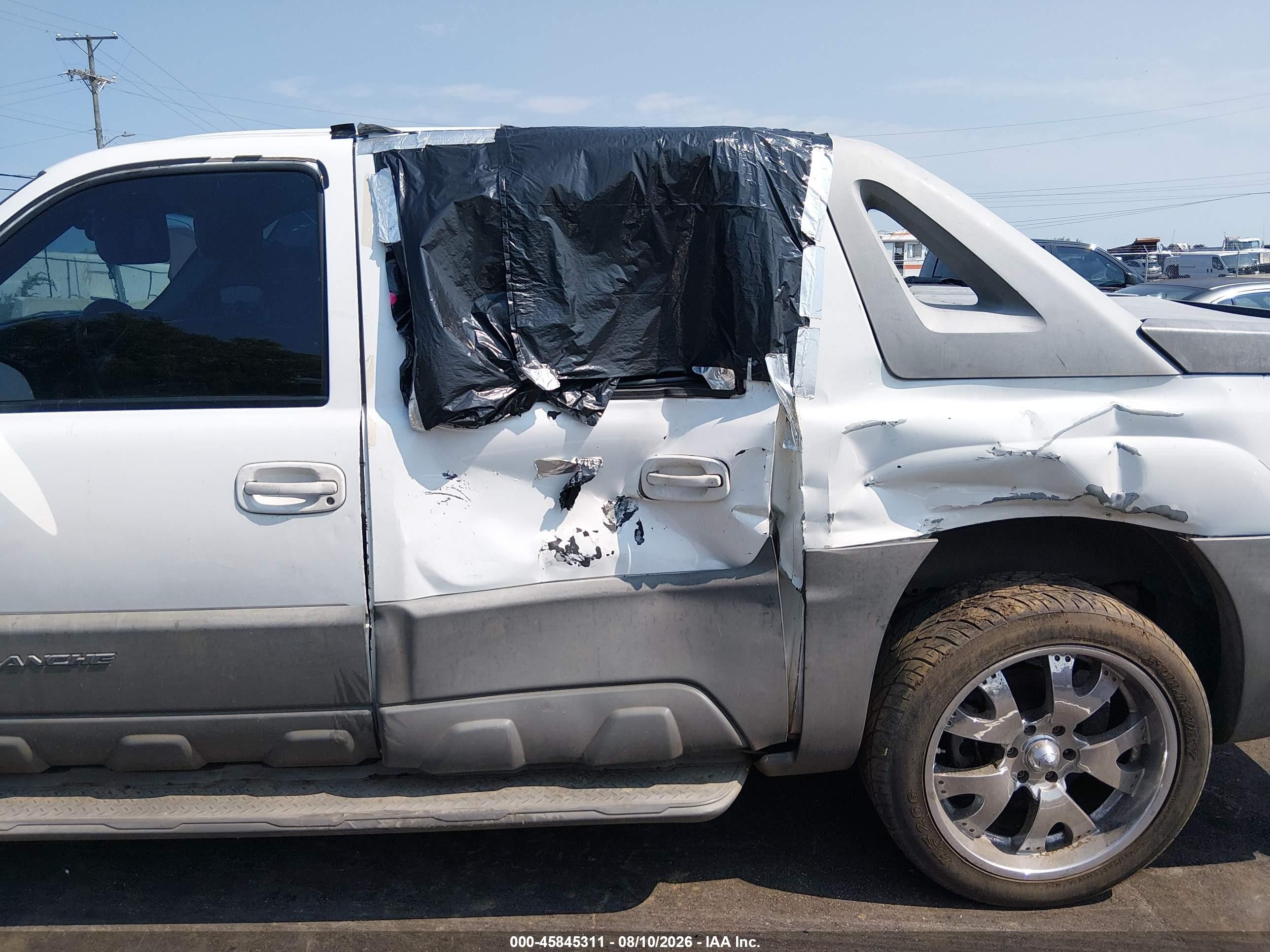 2002 Chevrolet Avalanche 1500   White vin: 3GNEC13T82G199491
