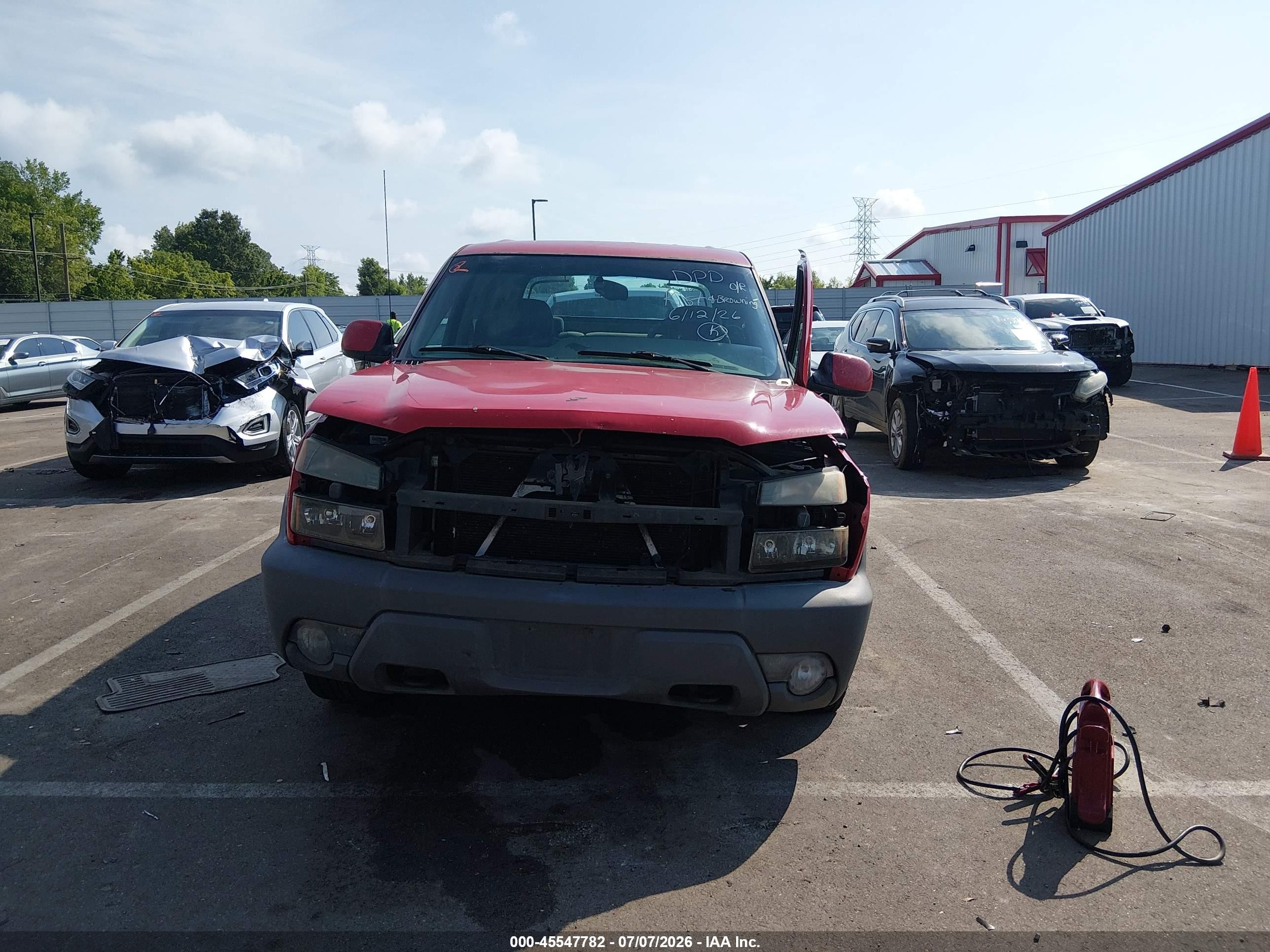 2002 Chevrolet Avalanche 1500   Red vin: 3GNEC13T92G208649