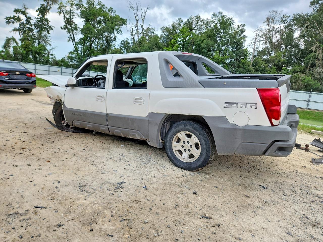 2002 Chevrolet Avalanche C1500 White vin: 3GNEC13TX2G101769