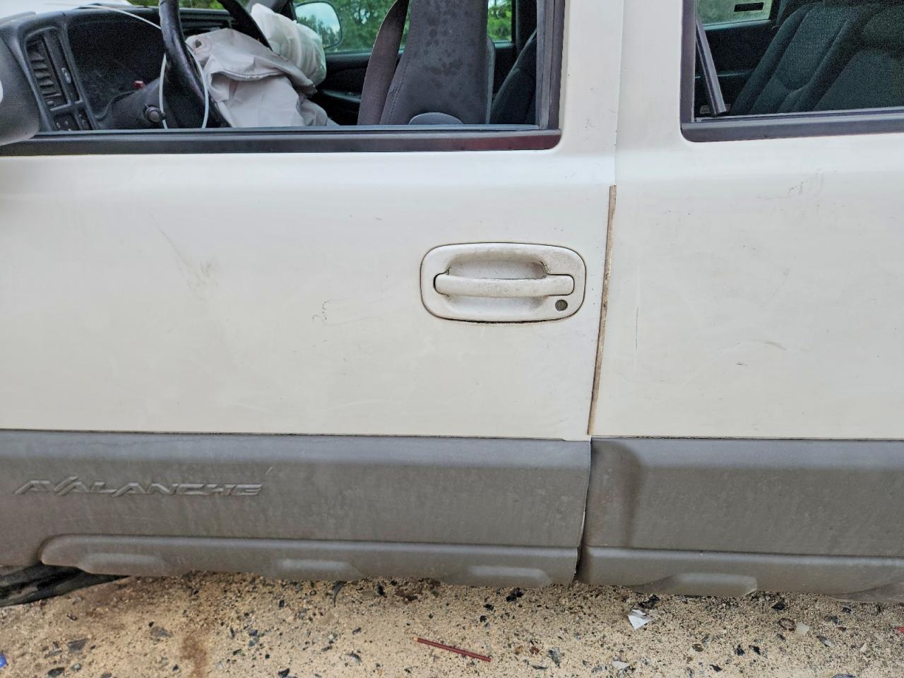 2002 Chevrolet Avalanche C1500 White vin: 3GNEC13TX2G101769
