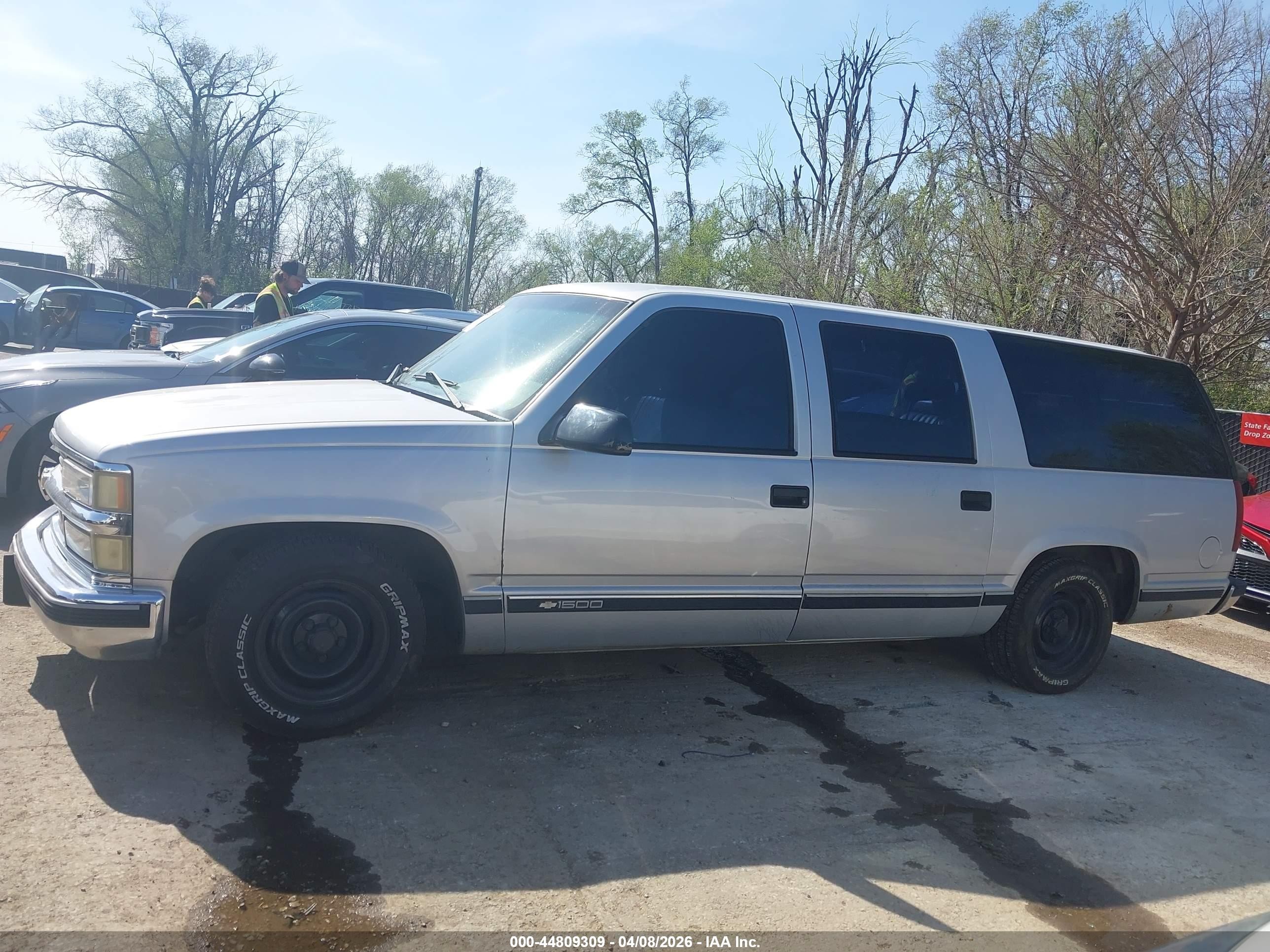 1995 Chevrolet Suburban C1500 Silver vin: 3GNEC16K7SG102297