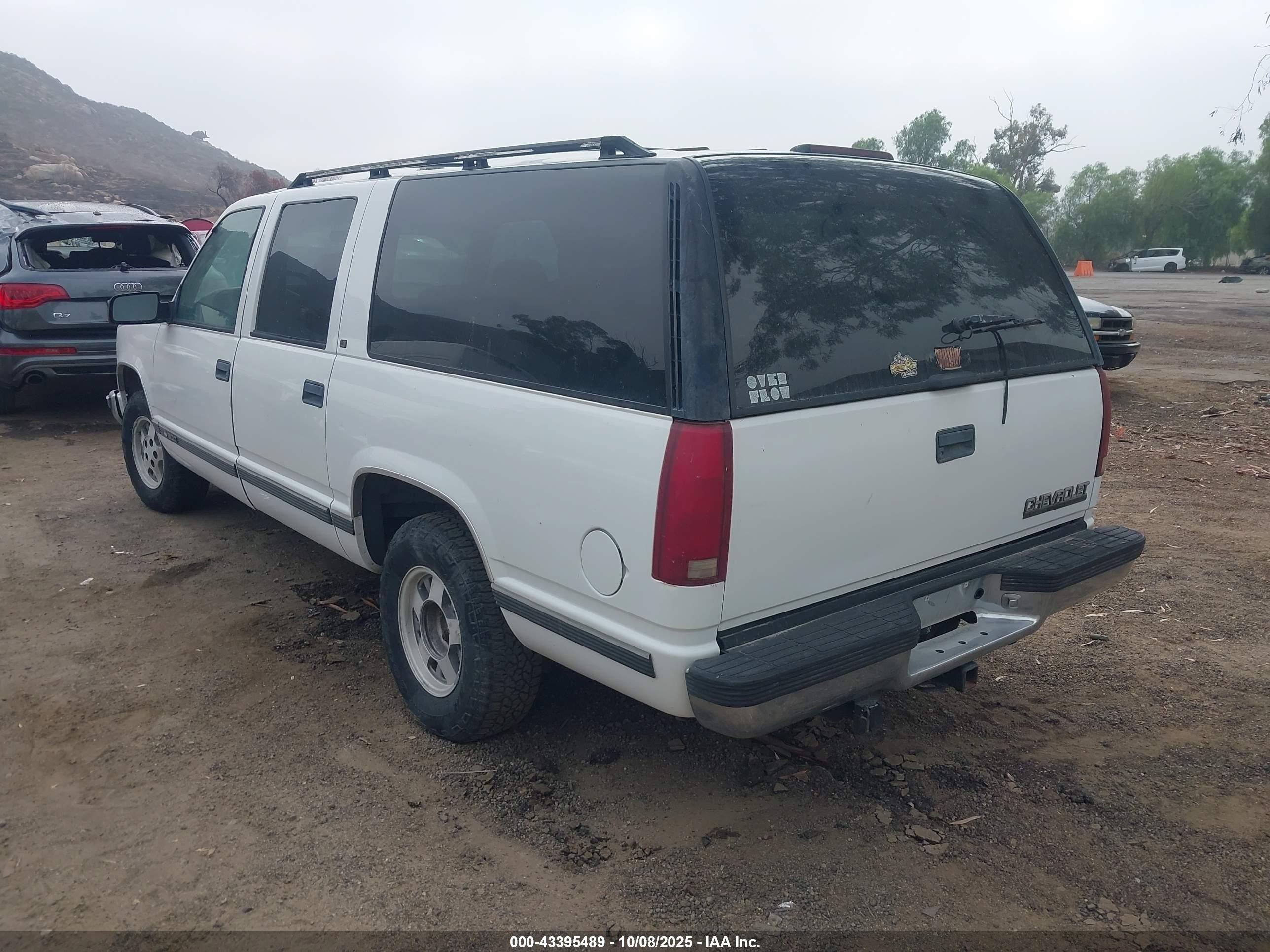 1995 Chevrolet Suburban C1500 White vin: 3GNEC16KXSG101841