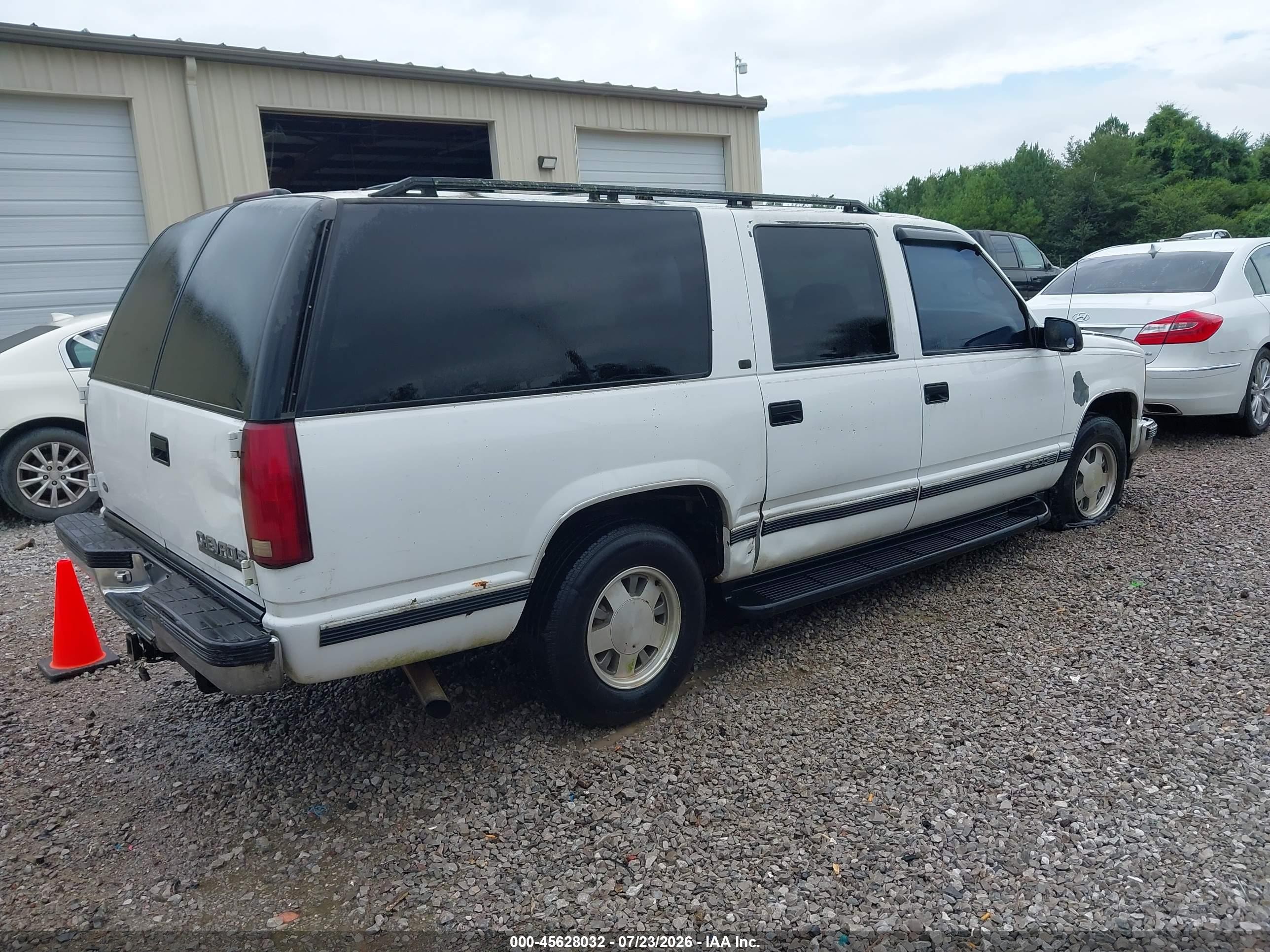 1999 Chevrolet Suburban Lt White vin: 3GNEC16R0XG216825
