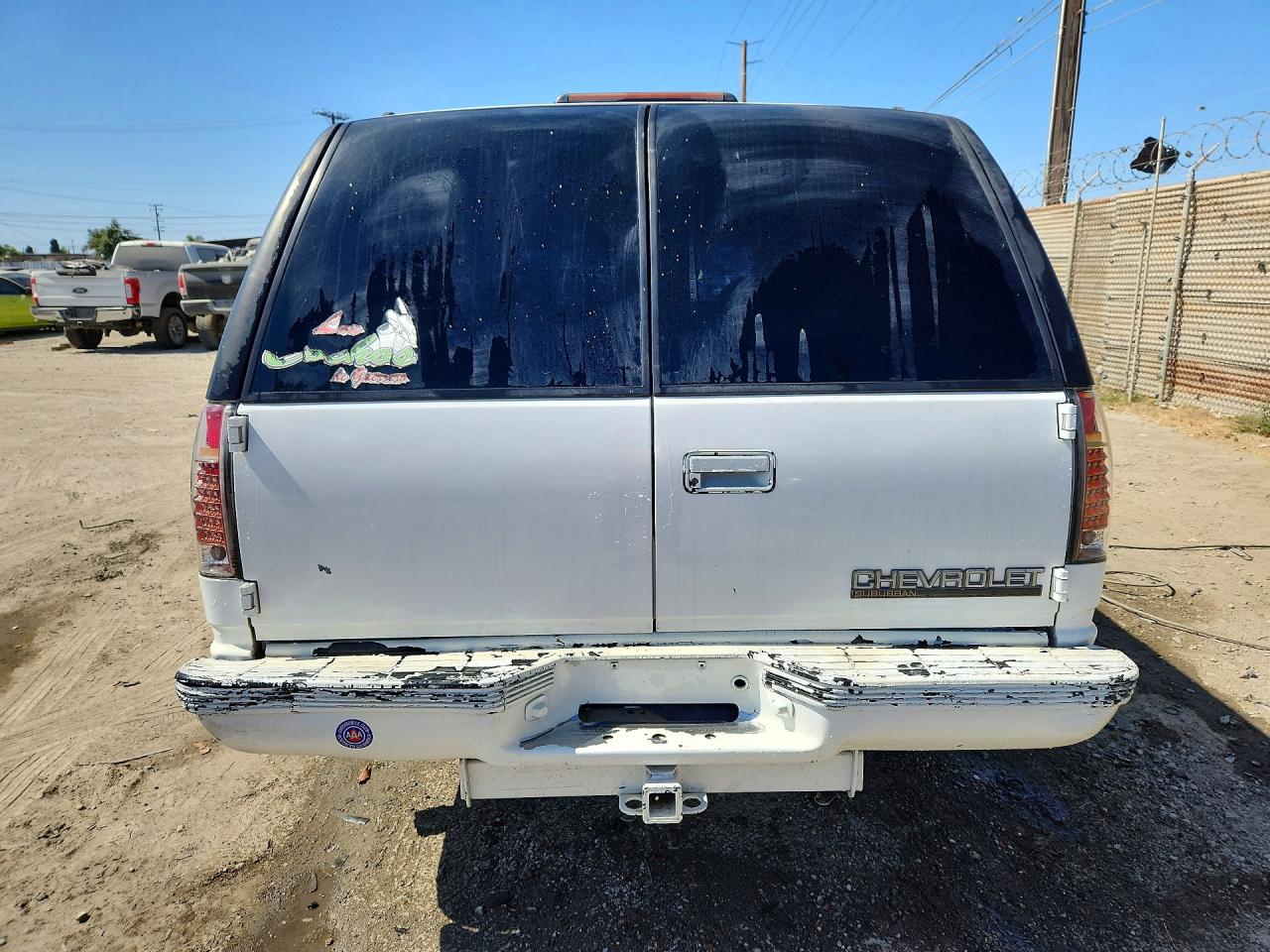 1999 Chevrolet Suburban C1500 White vin: 3GNEC16R1XG187383