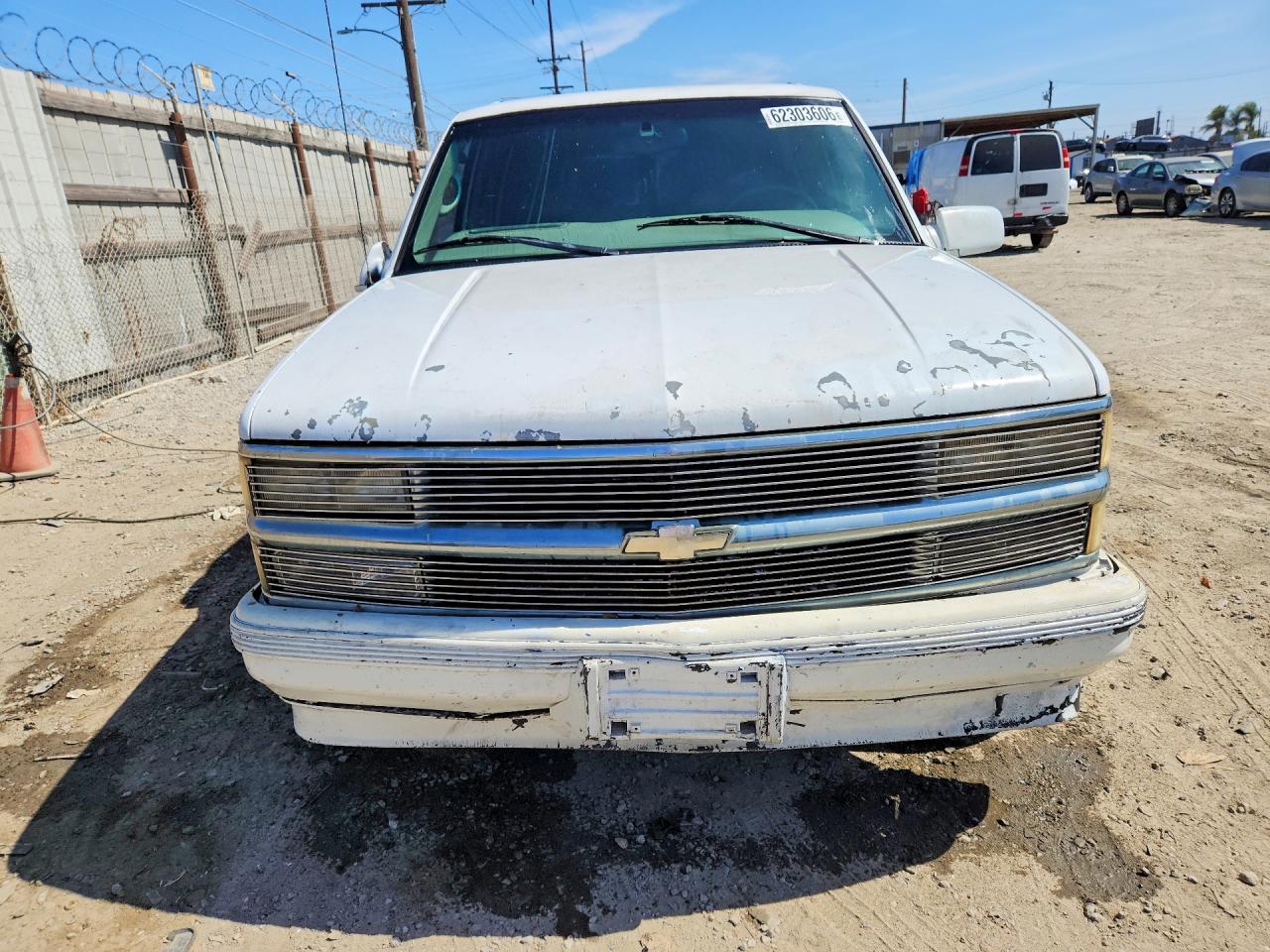1999 Chevrolet Suburban C1500 White vin: 3GNEC16R1XG187383