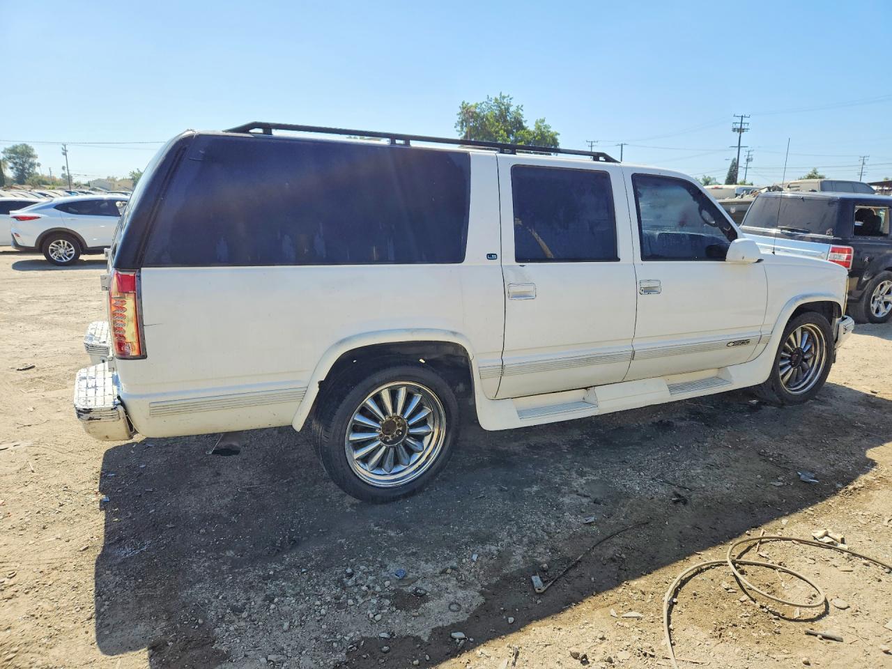 1999 Chevrolet Suburban C1500 White vin: 3GNEC16R1XG187383