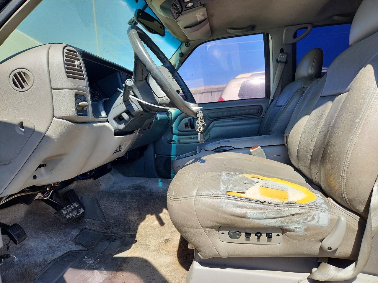 1999 Chevrolet Suburban C1500 White vin: 3GNEC16R1XG187383