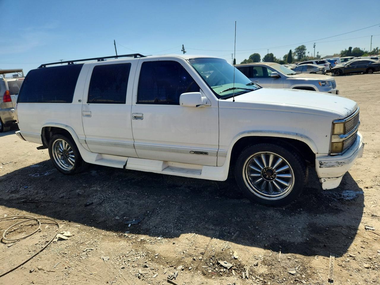 1999 Chevrolet Suburban C1500 White vin: 3GNEC16R1XG187383
