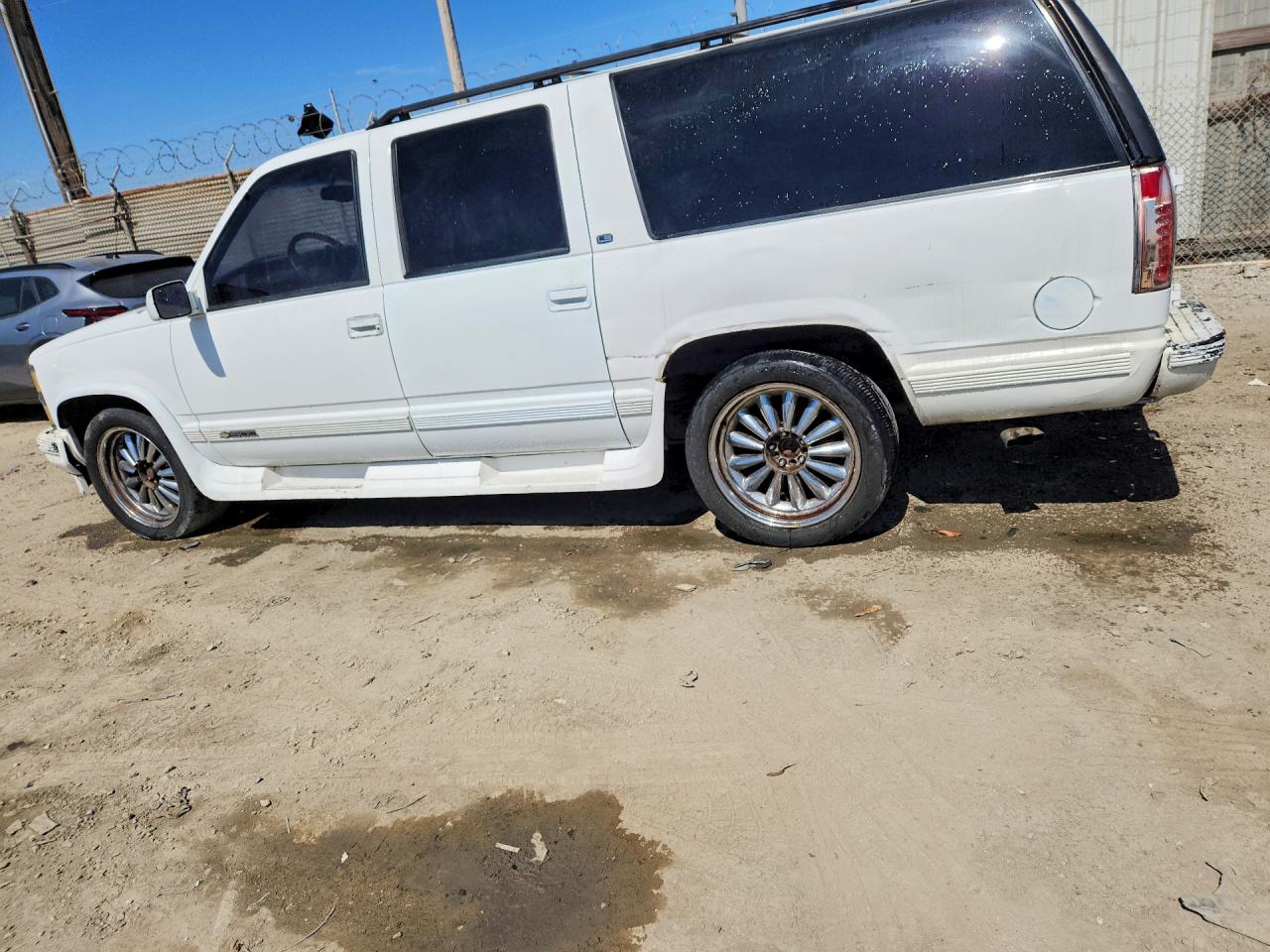 1999 Chevrolet Suburban C1500 White vin: 3GNEC16R1XG187383