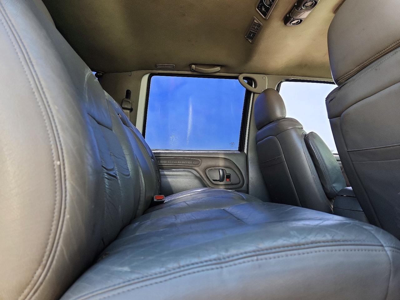 1999 Chevrolet Suburban C1500 White vin: 3GNEC16R1XG187383