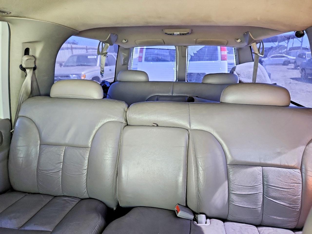 1999 Chevrolet Suburban C1500 White vin: 3GNEC16R1XG187383