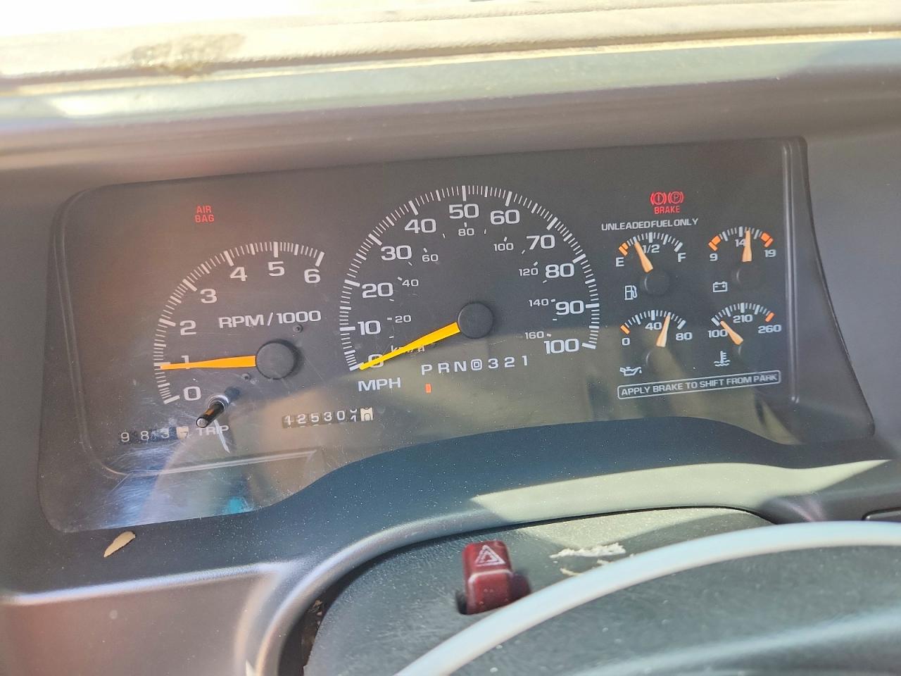 1999 Chevrolet Suburban C1500 White vin: 3GNEC16R1XG187383