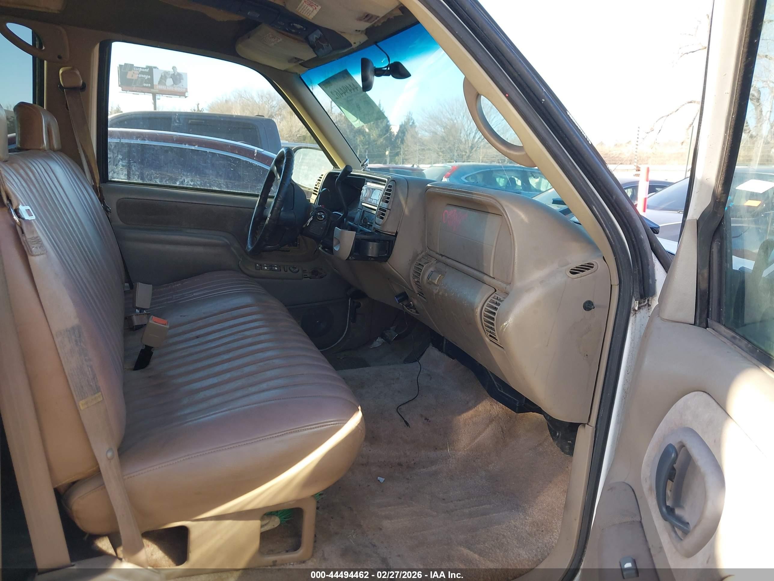 1997 Chevrolet Suburban 1500   Белый vin: 3GNEC16R3VG153085