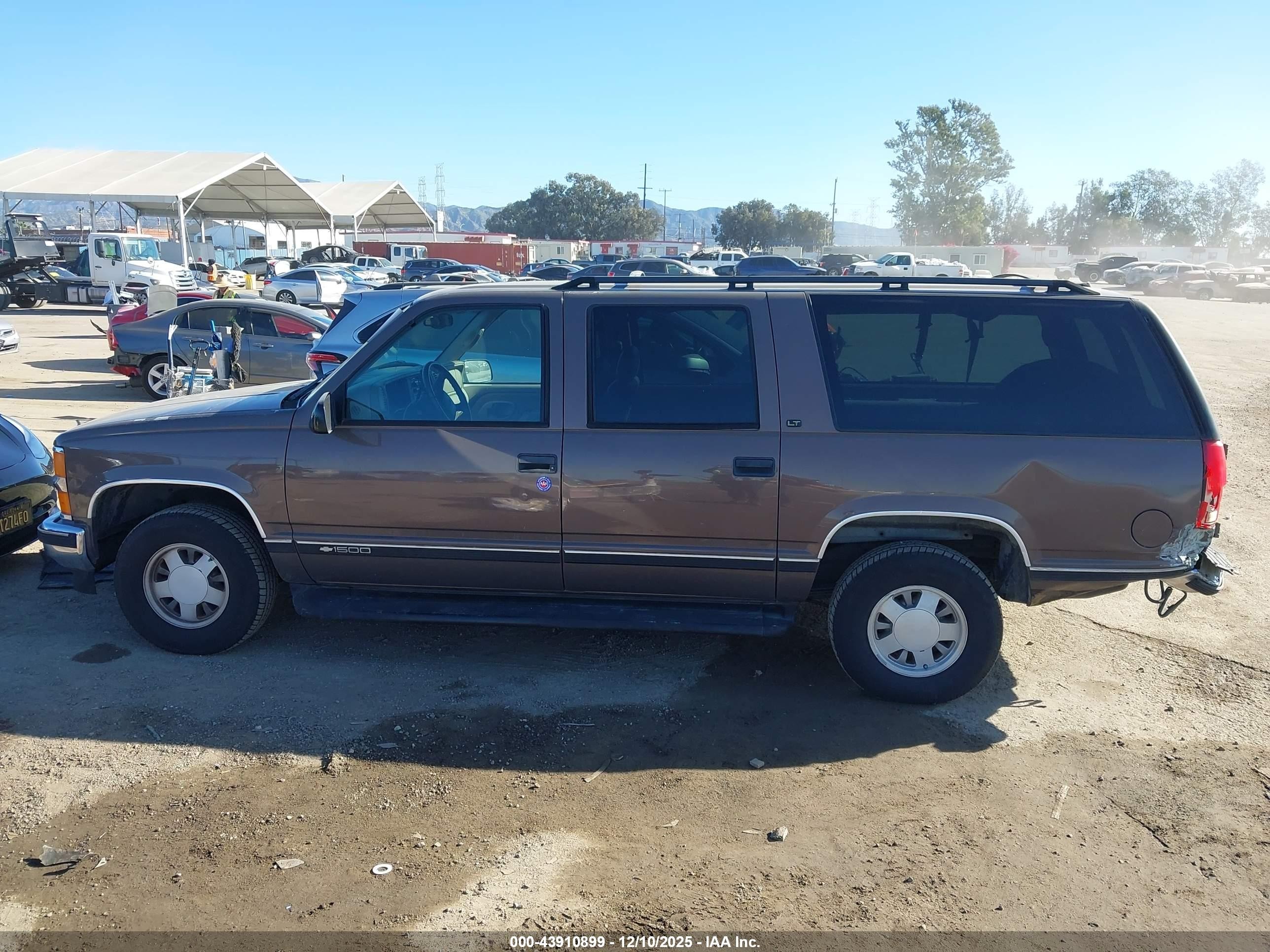 1998 Chevrolet Suburban 1500   Brown vin: 3GNEC16R4WG115396