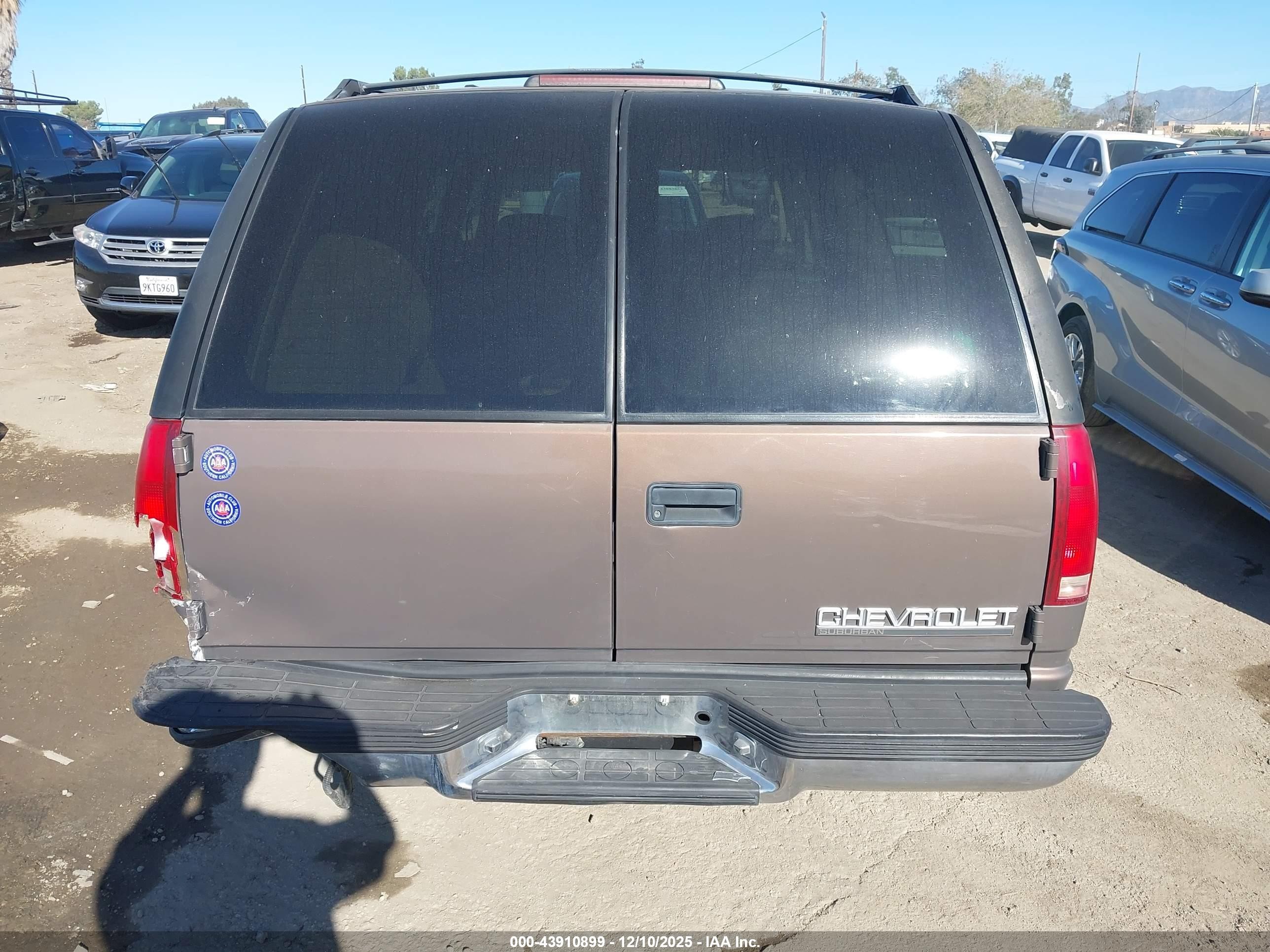 1998 Chevrolet Suburban 1500   Brown vin: 3GNEC16R4WG115396