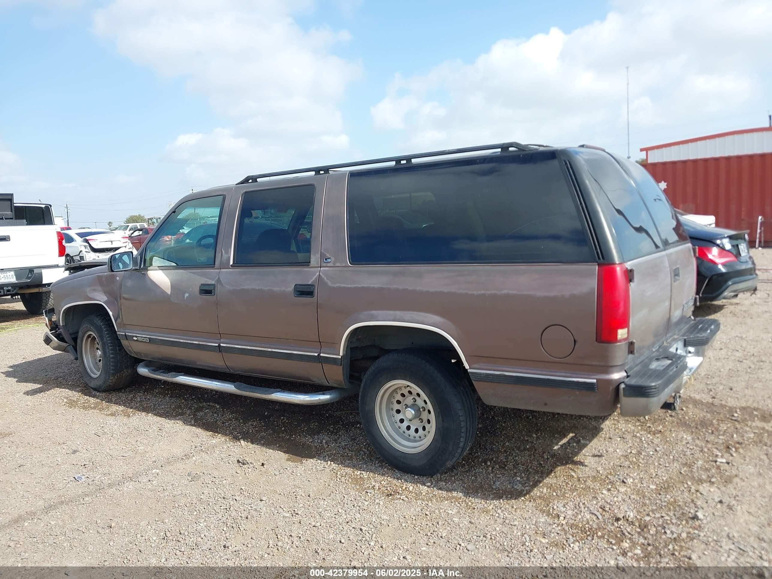 1998 Chevrolet Suburban 1500   Коричневый vin: 3GNEC16R4WG124339