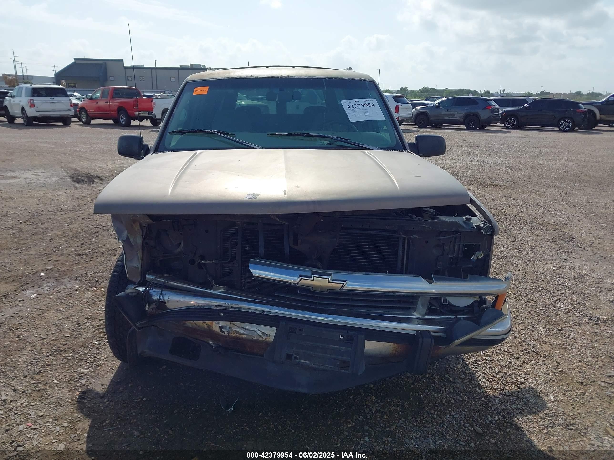 1998 Chevrolet Suburban 1500   Коричневый vin: 3GNEC16R4WG124339