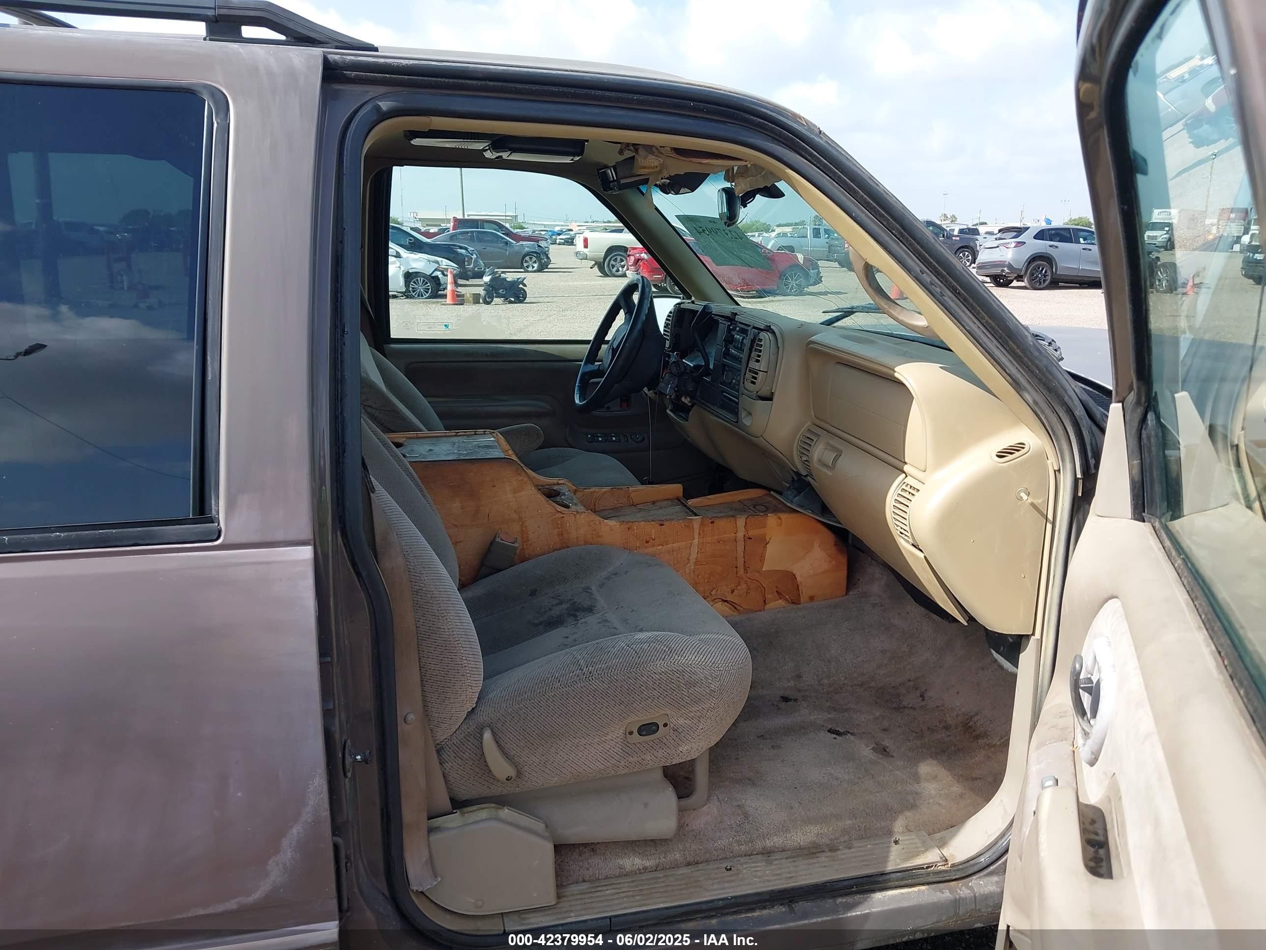 1998 Chevrolet Suburban 1500   Коричневый vin: 3GNEC16R4WG124339