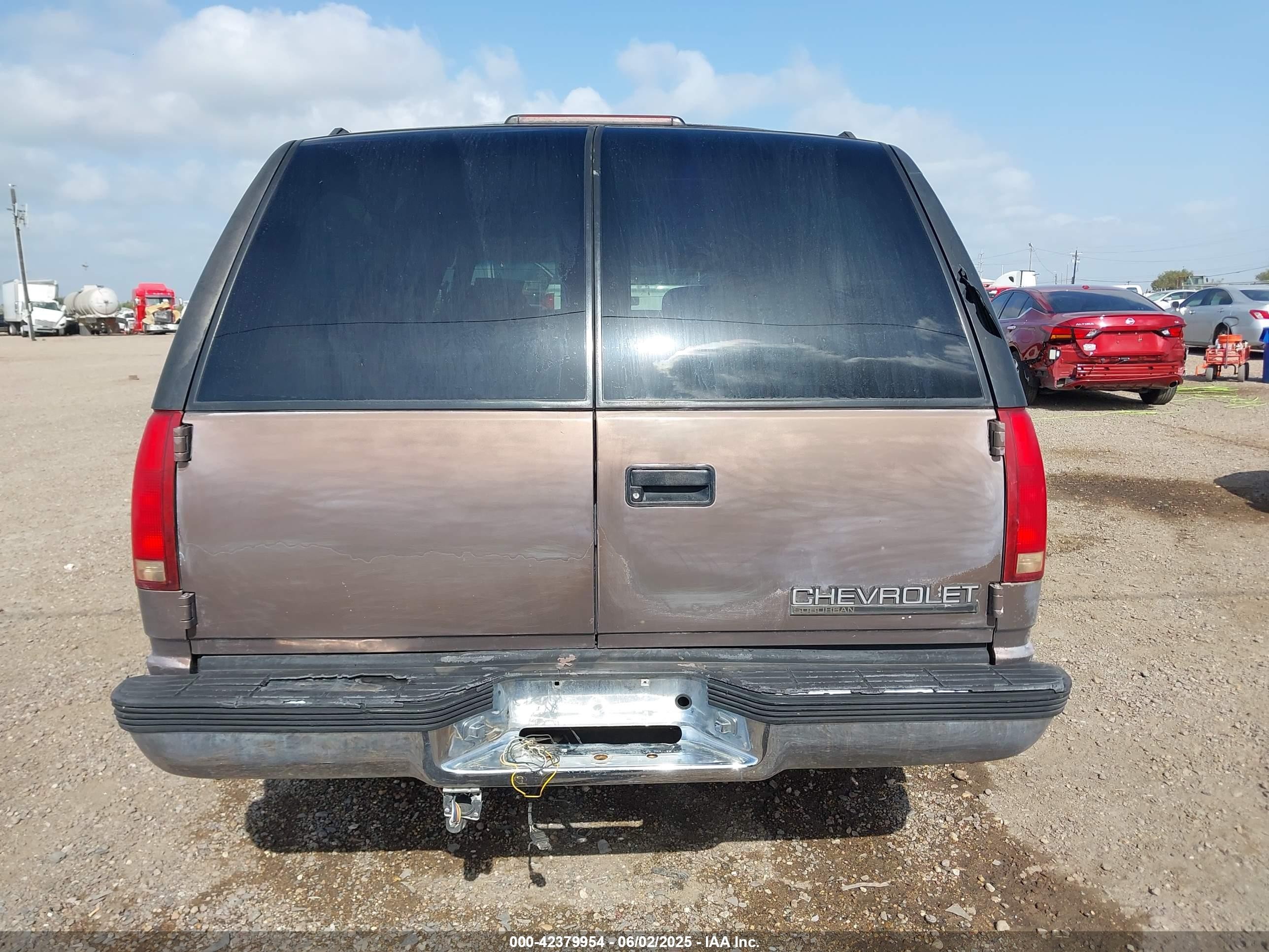 1998 Chevrolet Suburban 1500   Коричневый vin: 3GNEC16R4WG124339